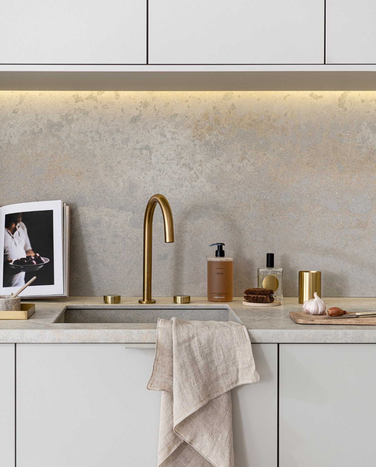 vtwonen keuken Basic Greige met Caesarstone werkblad. Overig onbekend. vtwonen catalogus 2022-10 | styling Kim van Rossenberg | fotografie Sjoerd Eickmans