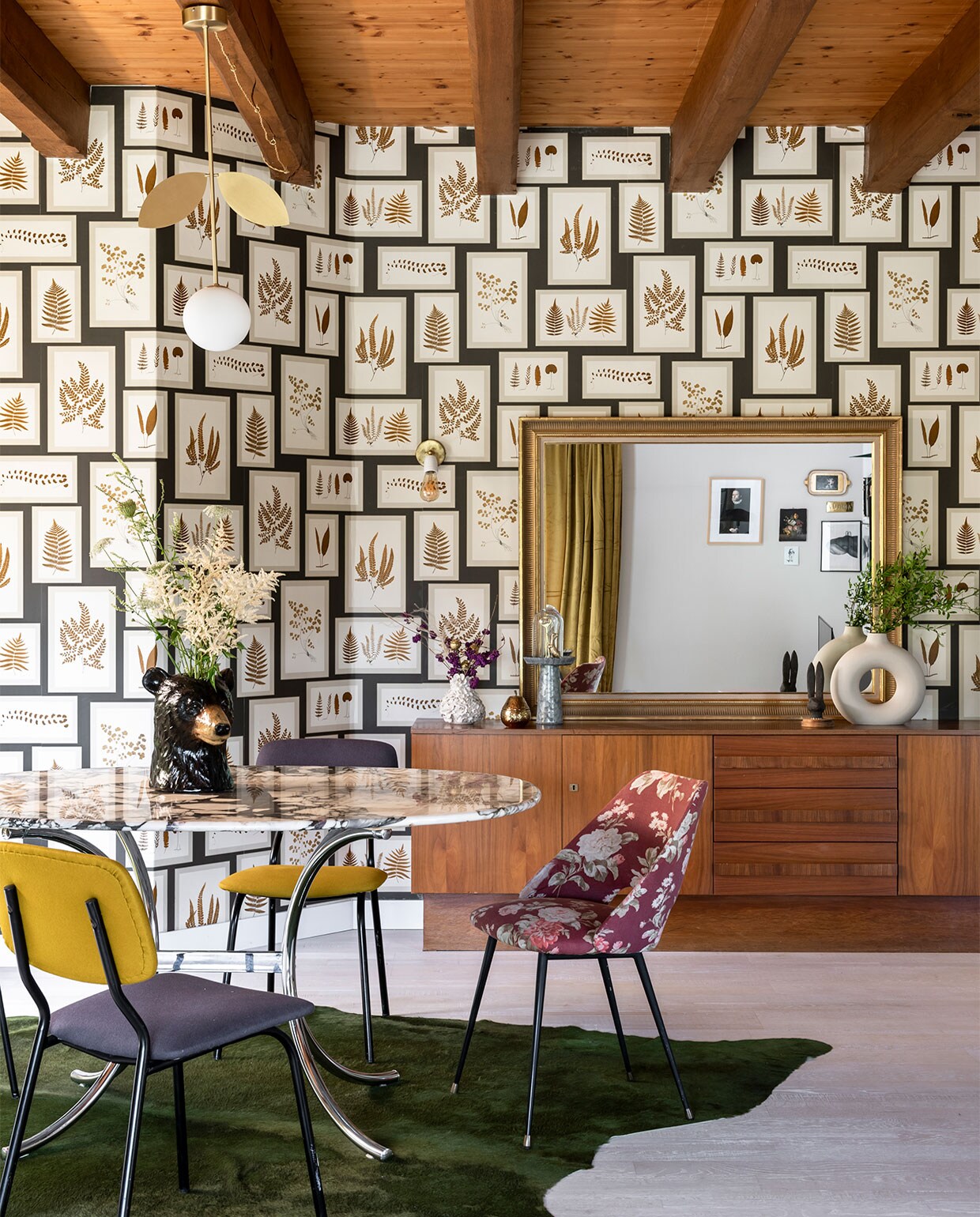 Behang Sanderson, vloerkleed Pols Potten, stoel bloemenstof Héritage Studio, andere stoelen vintage met stof van Pierre Frey, eettafel Mwell Studio en Héritage Studio, kaarsen HKliving, hanglamp Atelier Areti, wandlamp Zangra, tafellamp Coming B, beervaas souvenir uit Finland, vazen op dressoir H&amp;M Home. Overig vintage. vtwonen binnenkijken special 2021 | productie A&amp;J | fotografie Julien Fernandez