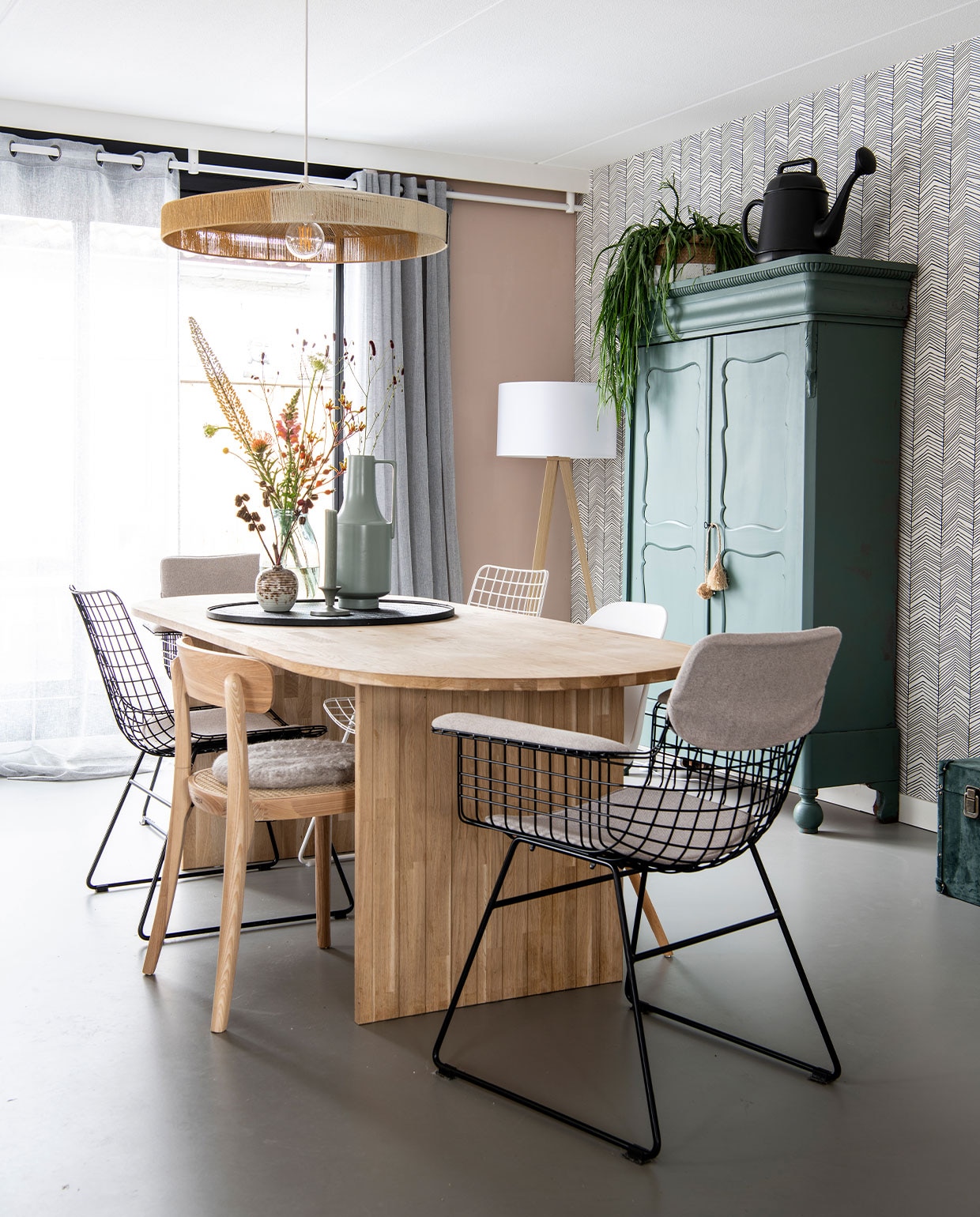 Gordijnen Karwei, muurkleur Zeester van Flexa, staande lamp Zuiver, meisjeskast van schoonmoeder in Histor-kleur Frivool, behang Herringbone van Ferm Living. Gieter Karwei en plantenpot op kast Dassie. Hanglamp, grote vaas en stoelen HKliving, tafel Woood, kleine vaas Sissy-Boy,kaarsenstandaard Branded, kaars Rustik. Gietvloer Evolve. vtwonen 3-2022 | productie Insidehomepage | styling Esther Loonstijn | fotografie Louis Lemaire