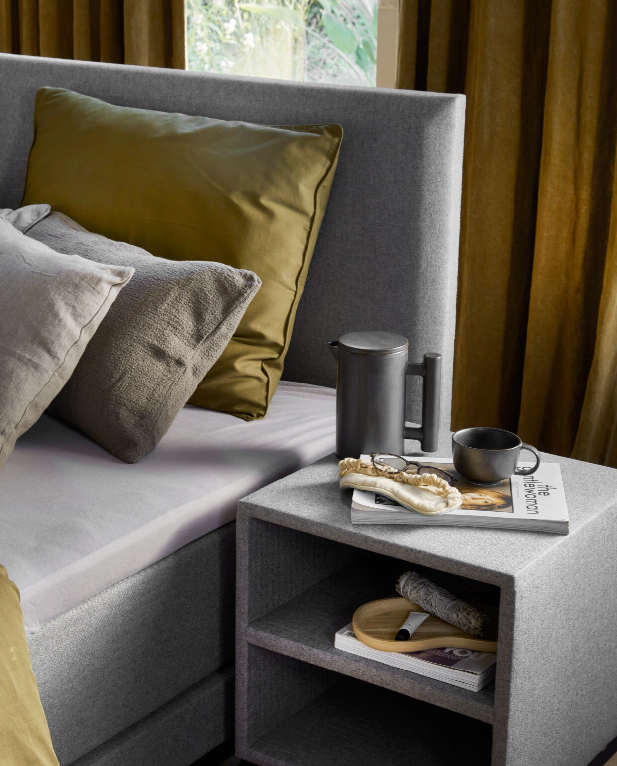 Boxspring Lifestyle by vtwonen Cinnamon Small in stof Major Thyme vanaf € 1990,- (140×200 cm). Nachtkastje Cumin met twee open vakken, 45x45x62 cm (lxbxh) vanaf € 159,-. vtwonen 12-2022 | productie Tanja Saarberg | styling Danielle Verheul | fotografie Peggy Janssen
