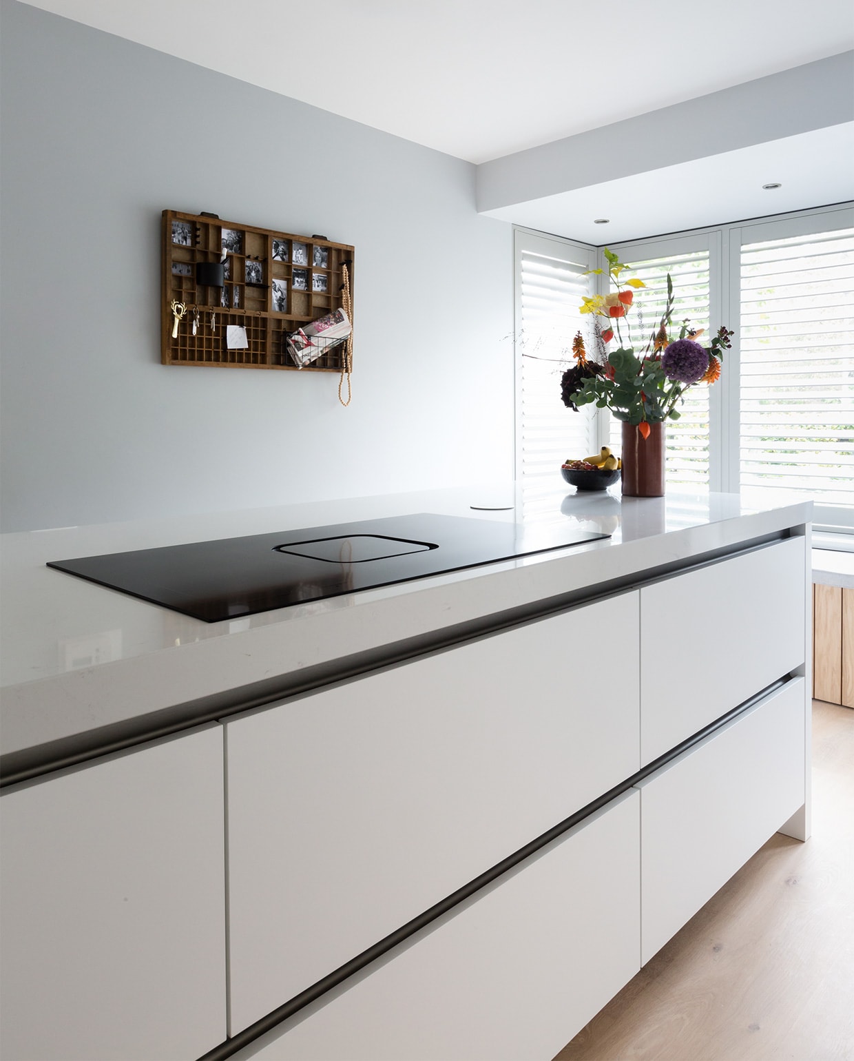 Muurverf Silver Shadow, Wild Dove (flexa.nl). Inductiekookplaat € 3999 (atag.nl). Shutters 0451 Grey White, prijs op aanvraag (jasno.nl). Overig privébezit. vtwonen weer verliefd op je huis | seizoen 11, aflevering 7 | styling Eva van de Ven | fotografie Barbara Kieboom