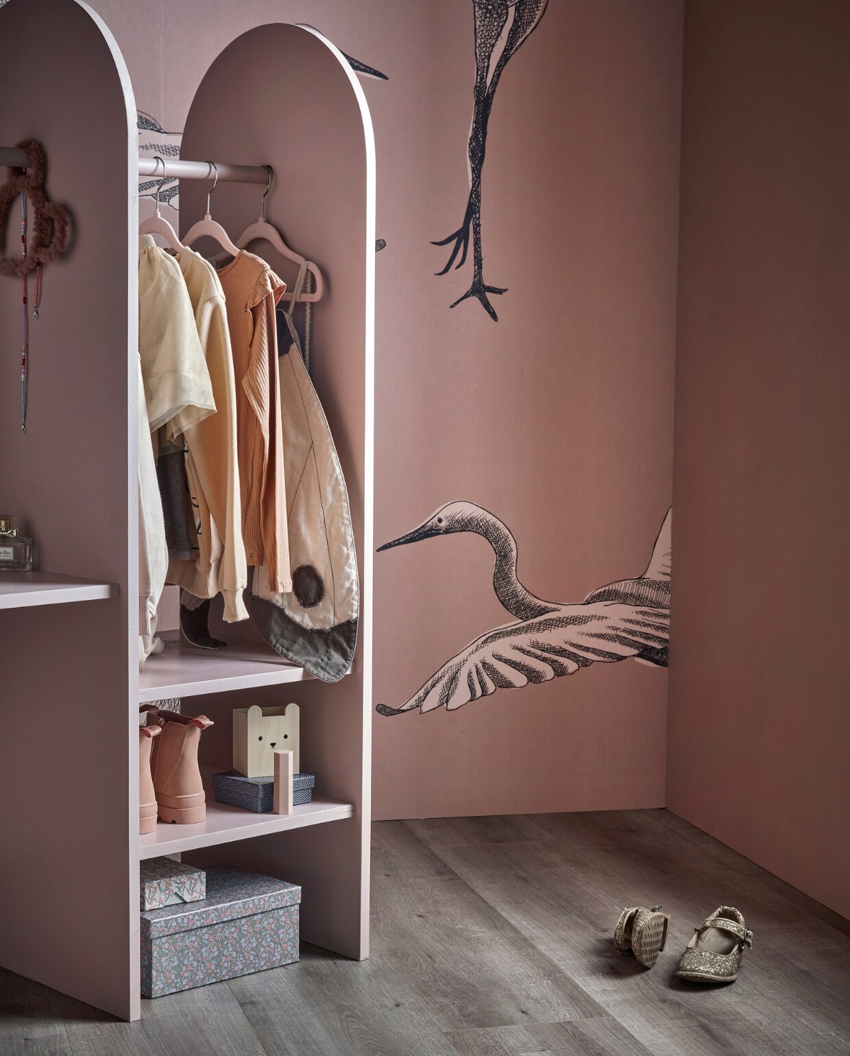 EVC-vloer Barley inclusief ondervloer, lamel 129×24,6 cm, 8 lamellen per pak voor ± 2,54 m², per m² € 45,99. Fotobehang Graphic Nature, 6 banen van 280×50 cm, totaal 280×300 cm (lxb) € 149,-, per m² € 17,74. Muurverf kleur Soft Clay, per liter € 23,99. Kast DIY-ontwerp, kijk voor de werkbeschrijving op vtwonen.nl/diy/ vtwonen 12-2022 | productie Tanja Saarberg | styling Sanne Ketelaar | fotografie Peggy Janssen
