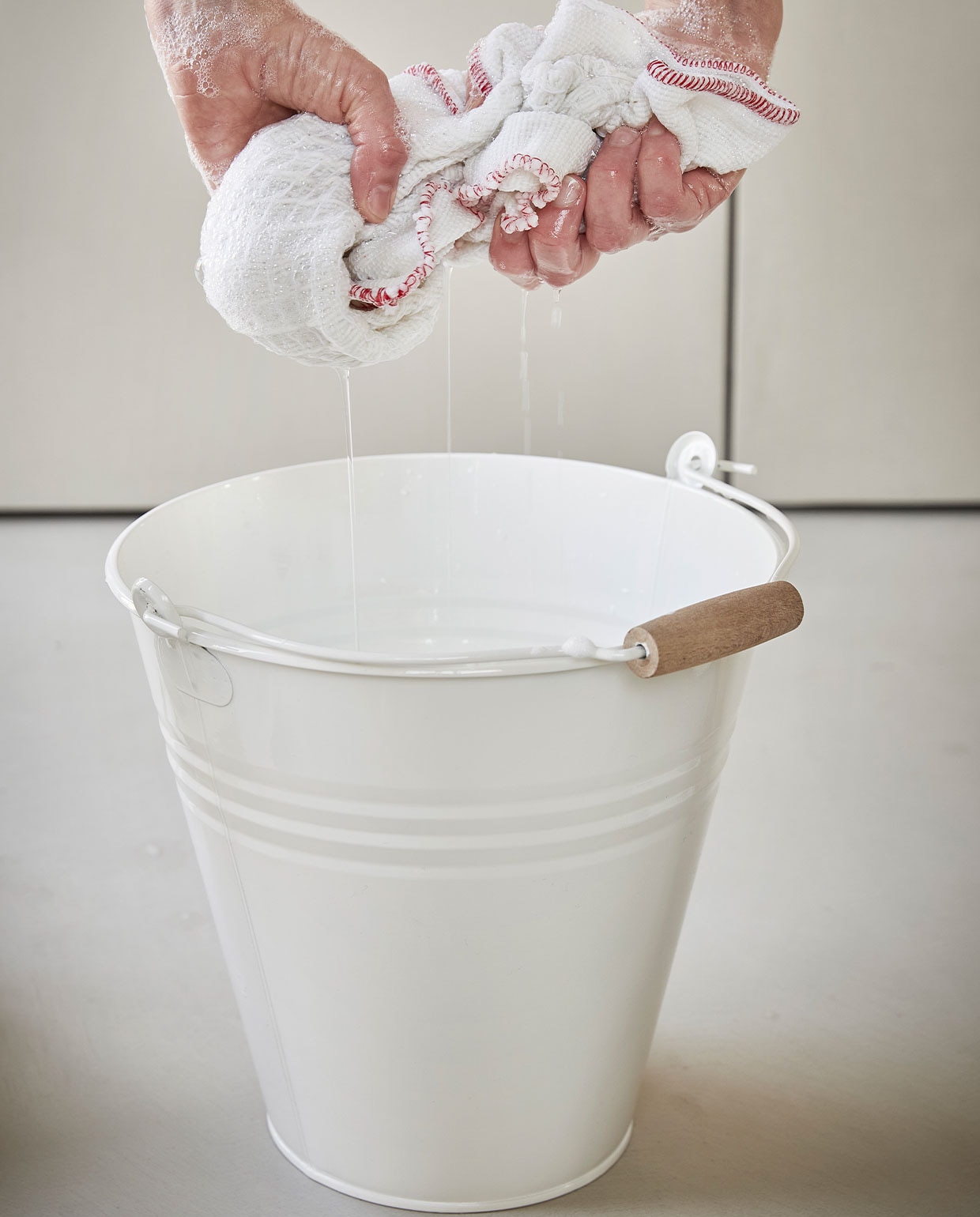 Emmer – zink – offwhite – 10 L – € 9,95 (Dille &amp; Kamille), bio zand ruit vaatdoek – €2,95 – (Dille &amp; Kamille) styling Studio Marit Saladini | fotografie Peggy Janssen | stylingassistentie Paolo Roseti