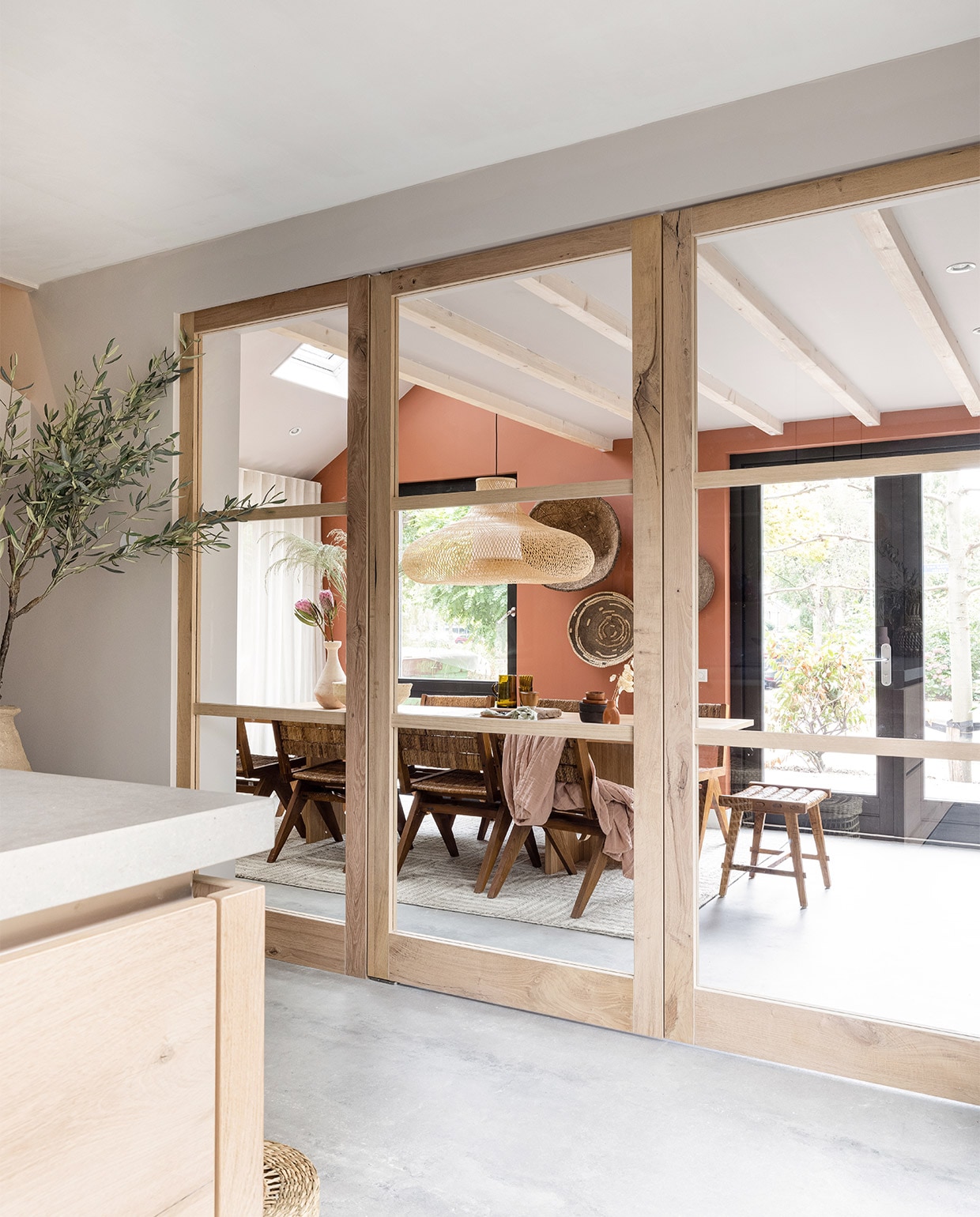 Flexa Creations muurverf Urban Taupe en Binti Orient (flexa.nl). Eettafel Androgyne van Menu € 3000,-, eetkamerstoelen Brawny van d-Bodhi, per stuk € 379,-, kruk Caterpillar van d-Bodhi € 199,-, vloerkleed Corbin Beige van Brinker € 1269,-, op tafel ronde schaal van Lightmakers € 37,99, roze tafelkleed over stoel van Urban Nature Culture € 41,95, op kast grote groene vaas, prijs op aanvraag, bruine vaas Sphere Vase van 101 Copenhagen € 59,- plantenpot Sekki van Ferm Living in twee maten € 39,- en € 55,- (eijerkamp.nl). Maatwerk raambekleding, prijs op aanvraag (woninginrichting-aanhuis.nl). Planten, takken en droogbloemen, prijs op aanvraag (plantje.nl). Houten kast € 1799,-, houten dienblad € 36,95, witte hoge vaas met ribbel € 85,- (nordal.eu). Hanglamp May Natural € 1275,- (ayilluminate.com). Witte vaas Tamegroute Natural Vase Gola € 129,-, groene waterglazen € 8,75, groene kan met oor € 29,50, bruine kleine vaas Minimal Vases Terra Set € 8,75 (householdhardware.nl). Bruine kommen Studio Urban € 9,95 (saltandpeppershop.eu). Bruine mok van Serax € 11,15, overige borden, mokken en kommen met witte onderkant van Urban Nature Culture vanaf € 6,80, tafelloper van vtwonen € 34,95 (vtwonen.nl). Groen linnen servet € 9,99 (hm.com). Manden aan de wand Vintage Tonga Basket groot € 139,-, vintage Makenge Basket middel € 125,-, vintage Tonga Basket middel € 125,- (o-live.nl). Overig privébezit. vtwonen weer verliefd op je huis, seizoen 15, aflevering 7 | styling Liza Wassenaar | fotografie Sonja Velda