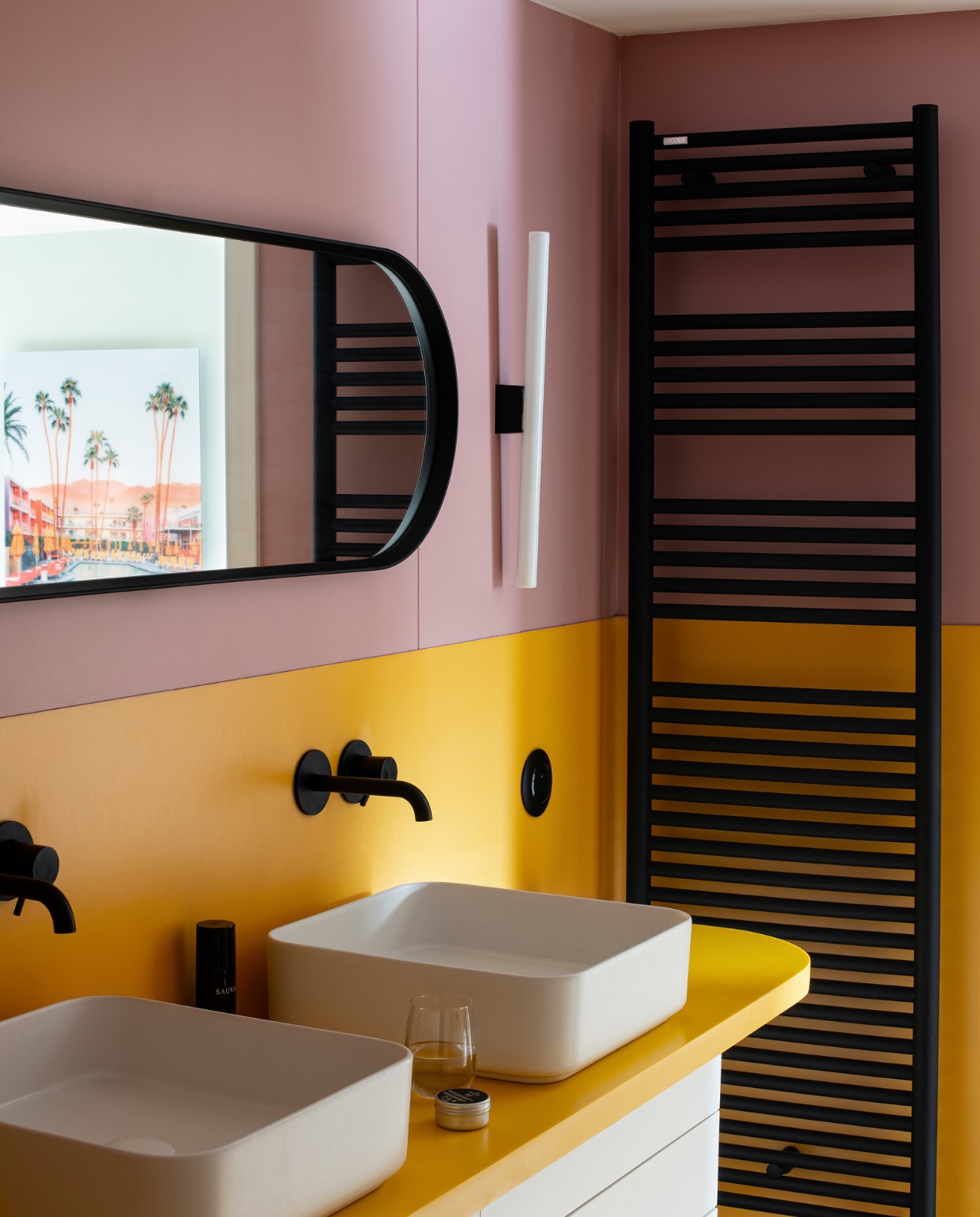 Muurverf geel Mister David en roze Rose Hellebore van Little Greene, wasbakken Cielo, kranen Triverde Cristina &amp; Ondyna, elektrische handdoekendroger Atoll Spa TSL-GF, spiegel Norm Menu, wandlampen Studio Zangra. Overig onbekend. vtwonen 10-2022 | styling Marie-Maud Levron | fotografie Patrick Sordoillet