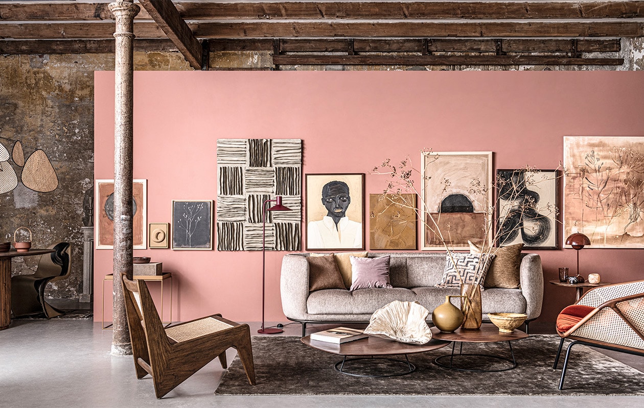 Op wand krijtverf in kleur Courtly Rose, per liter € 39,25 (pure-original.nl). Eettafel € 990,-, houten fauteuil met rattan zitting € 550,- (www.mimiettoi.com). Hanglamp € 511,90 (homestock.nl). Bruine schalen, per stuk € 32,90, theepot € 139,- (letoile.store). Beschilderde eetkamerstoel van Atelier de Rijk, prijs op aanvraag (tessaderijk.com). Schouw € 650,- (oudebouwmaterialen.nl). Kandelaar € 29,95, okergele kruikvaas € 55,-, geel kussen € 70,- (paviljoennoord.com). Okergele, metalen bijzettafel € 209,-, vloerkleed € 1848,-, fluwelen bank, prijs op aanvraag (vantil.nl). Fluwelen box, set van 3 € 125,-, gele papier-maché schaal € 41,50 (nordal.eu). Rode vloerlamp van Frandsen € 399,- (vtwonen.be). Salontafels van notenhout, prijs op aanvraag, fauteuil met velours zitting € 1719,-, houten bijzettafel € 681,- (kasstoor.nl). Bruin kussen € 29,95 (zarahome.com). Zachtlila kussen € 45,-, kussen met print, prijs op aanvraag, beige velours kussen, prijs op aanvraag, glazen vaas € 320,-, tafellamp € 300,-, alabaster waxinelichthouder vanaf € 23,- (homestede.nl). Papieren kunstobject op tafel, prijs op aanvraag (elsavisser.com). Glas € 14,50 (brostecopenhagen.com). Handbeschilderde mok, set van 2 € 45,- (neeltjegeurtsen.com). Kunst aan de wand v.l.n.r. schilderij van Mei Fang Tan, prijs op aanvraag (meifangtan.com). 3D-kunstwerk van Atelier de Rijk, prijs op aanvraag (tessaderijk.com). Schilderij van Maartje van den Noort, prijs op aanvraag (maartjevandennoort.nl). 3D-kunstwerk van Margo van Erkelens, prijs op aanvraag (margovanerkelens.com). Schilderij van Peggy Kuiper, prijs op aanvraag (peggykuiper.com). Textuur schilderij Soil Earth € 290,- (theheritageseries.nl). Schilderij van Mei Fang Tan, prijs op aanvraag (meifangtan.com). Schildering op doek van Atelier de Rijk, prijs op aanvraag (tessaderijk.com). Schilderij van Maartje van den Noort via Kunstuitleen Voorburg, informatie op aanvraag (sbkvoorburg.nl). Overig privébezit. vtwonen special 03-2021 | styling Danielle Verheul | fotografie Sjoerd Eickmans