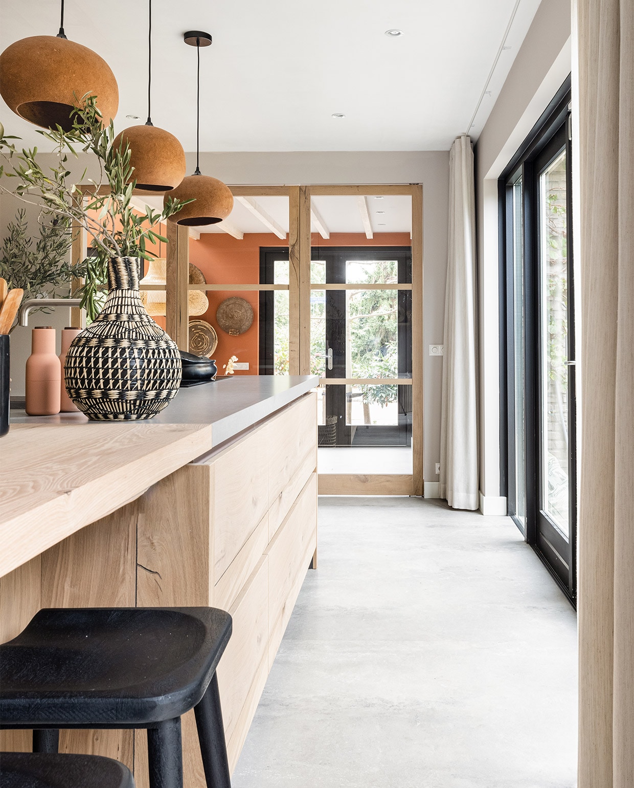 Flexa Creations muurverf Urban Taupe en Binti Orient (flexa.nl). Eettafel Androgyne van Menu € 3000,- (eijerkamp.nl). Maatwerk raambekleding prijs op aanvraag (woninginrichting-aanhuis.nl). Planten, takken en droogbloemen prijs op aanvraag (plantje.nl). Houten kast € 1799,- (nordal.eu). Eetkamerstoelen Brawny van d-Bodhi per stuk € 379,-, kruk Caterpillar van d-Bodhi € 199,- vloerkleed Corbin Beige van Brinker € 1269,-, op tafel ronde schaal van Lightmakers € 37,99 (eijerkamp.nl). Hanglamp May Natural € 1275,- (ayilluminate.com). Houten dienblad € 36,95, witte hoge vaas met ribbel € 85,- (nordal.eu). Witte vaas ernaast Tamegroute Natural Vase Gola € 129,- (householdhardware.nl). Kopjes, borden, mokken en kommen vanaf € 6,80 (vtwonen.nl). Groen linnen servet € 9,99 (hm.com). Roze tafelkleed over stoel van Urban Nature Culture € 41,95 (eijerkamp.nl). Groene waterglazen € 8,75, groene kan met oor € 29,50, bruine kleine vaas Minimal Vases Terra Set € 8,75 (householdhardware.nl). Manden aan de wand Vintage Tonga Basket groot € 139,-, vintage Makenge Basket middel € 125,-, vintage Tonga Basket middel € 125,- (o-live.nl). Tafelloper van vtwonen € 34,95 (vtwonen.nl). Op kast grote, groene vaas prijs op aanvraag, bruine vaas Sphere Vase van 101 Copenhagen € 59,- plantenpot Sekki van Ferm Living in twee maten € 39,- en € 55,- (eijerkamp.nl). Overig privébezit. vtwonen weer verliefd op je huis seizoen 15, aflevering 7 | styling Liza Wassenaar | fotografie Sonja Velda