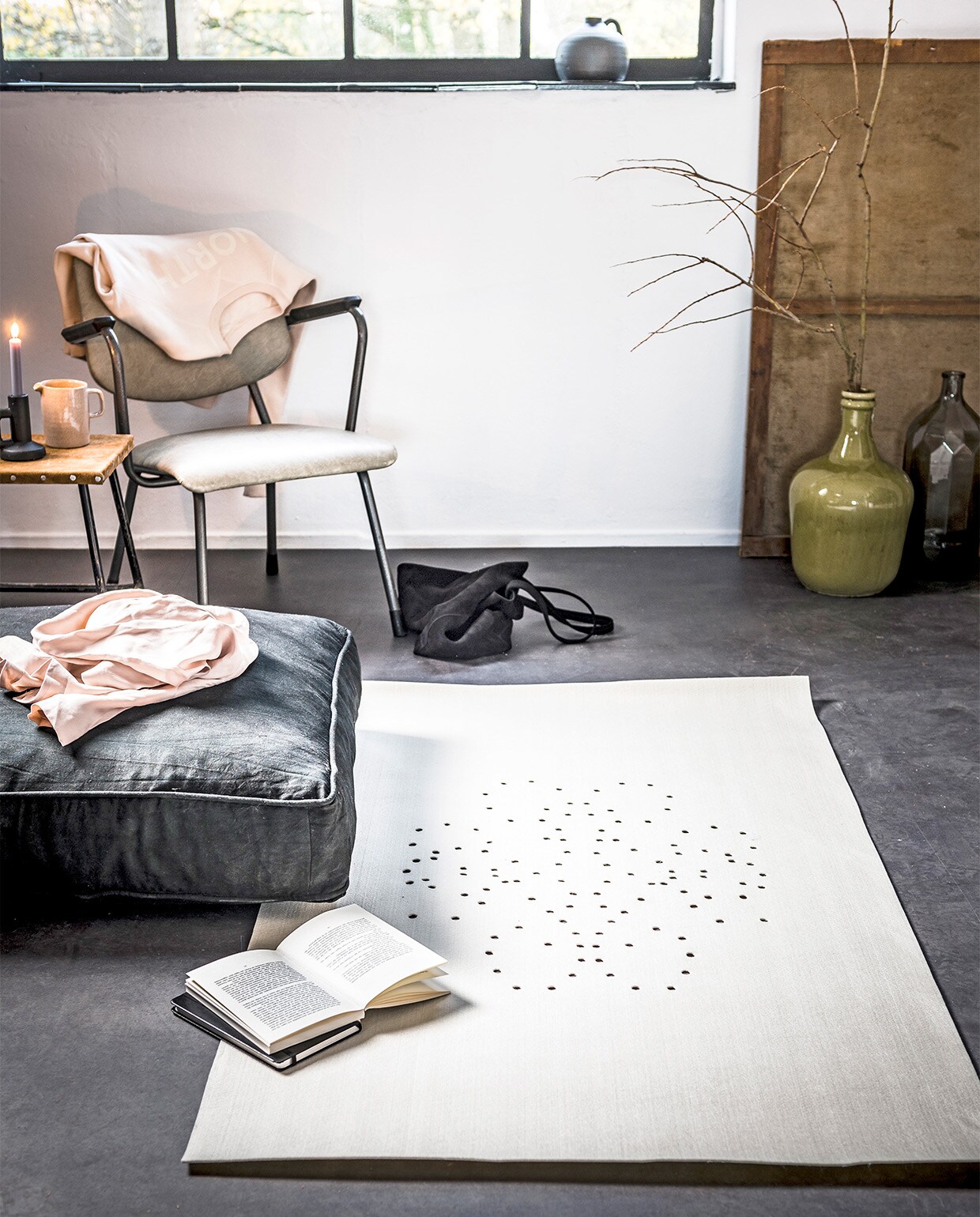 Ecru vilt op rol, 3 mm dik, dit kleed meet 100×150 cm, per ½ m € 5,95 (De Viltshop). Holpijpjes, los of per set (bouwmarkt). Loungekussen, 80x80x15 cm € 169,- (Household Hardware). Stoel Kembo € 155,- (Vivre Interieur Authentique). Krukje (Combitex). Suède tas € 79,99, blouse € 59,99, sweater € 69,99 (Sissy-Boy). Transparante vaas € 49,95, olijfgroene vaas € 45,-, matzwarte kan uit de collectie van vtwonen € 12,95, kandelaar € 9,95, nude-kleurig kannetje € 6,95 (Nijhof). JA | vtwonen 04-2017 | styling Marlies Does | fotografie Sjoerd Eickmans