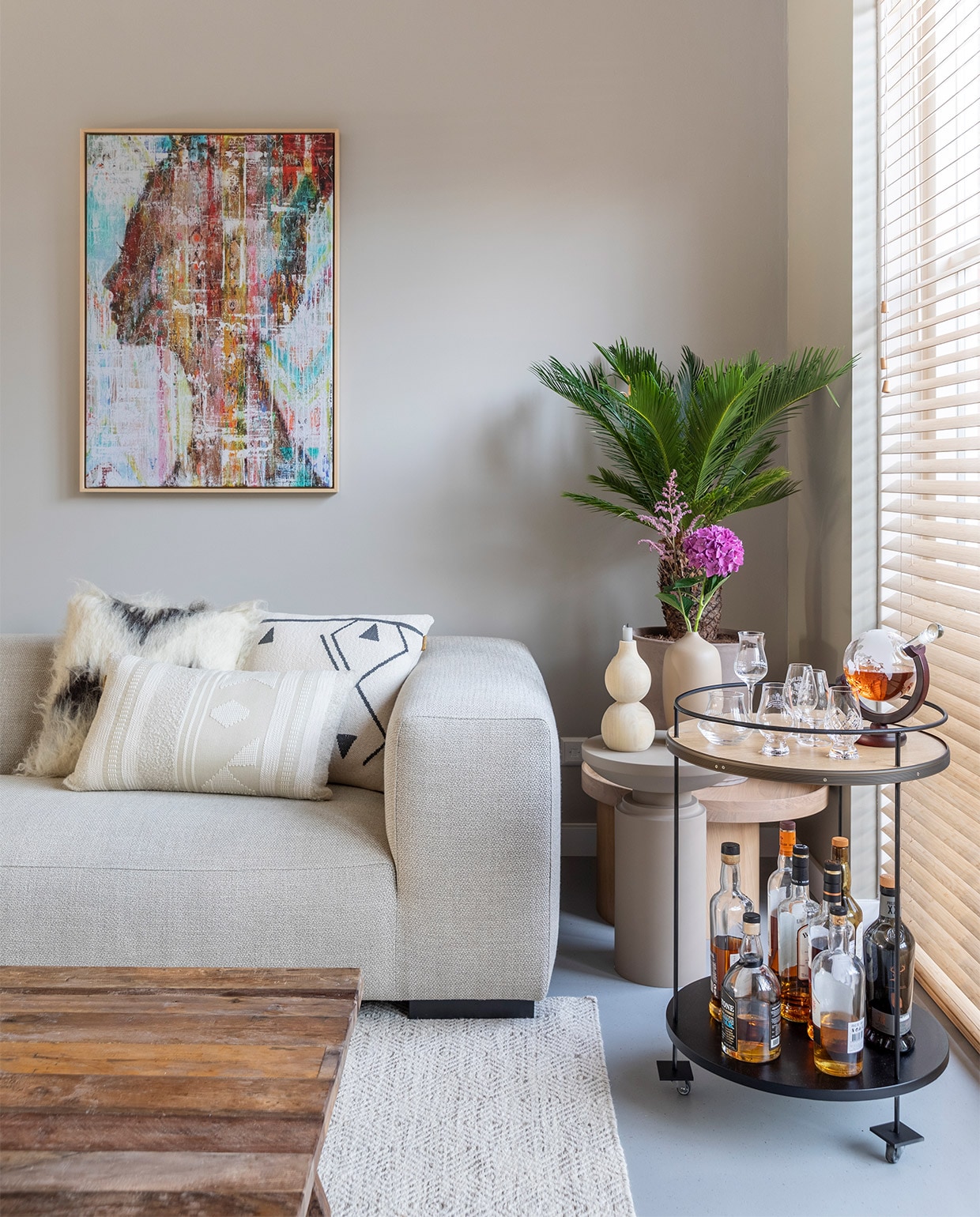 Flexa Creations muurverf Midden Turf (flexa.nl). Bamboe jaloezieën, prijs op aanvraag (woninginrichting-aanhuis.nl). Elementenbank Robin van Koozo vanaf € 2597,-, salontafel Campo van Must Living € 599,-, schaal Tribal Black van Must Living € 59,95, kaarsenhouders Flux van Urban Nature Culture, set van 2 € 79,95 (eijerkamp.nl). Bijzettafel Pillar van Nordal € 189,-, witte vaas van Blomus € 29,95, kaarsenhouder Wood Bulb van Urban Nature Culture € 41,95 (vtwonen.be). Kussens v.l.n.r.: Zigzag € 89,95, Fantasy Line Knitted € 49,95, Craft € 49,95 (malagoon.nl). Wollen vloerkleed Durrie € 567,- (loook.be). Plant, bloemen en pot, prijs op aanvraag (bloemenweelde-amsterdam.nl). Drankenkar maatwerk, prijs op aanvraag (md-sign.nl). Kunst Ibiza Bonita van Atelier Paint-Ing met houten baklijst € 224,79 (werkaandemuur.nl). vtwonen weer verliefd op je huis | extra seizoen 15, aflevering 4 | styling Eva van de Ven | fotografie Margriet Hoekstra