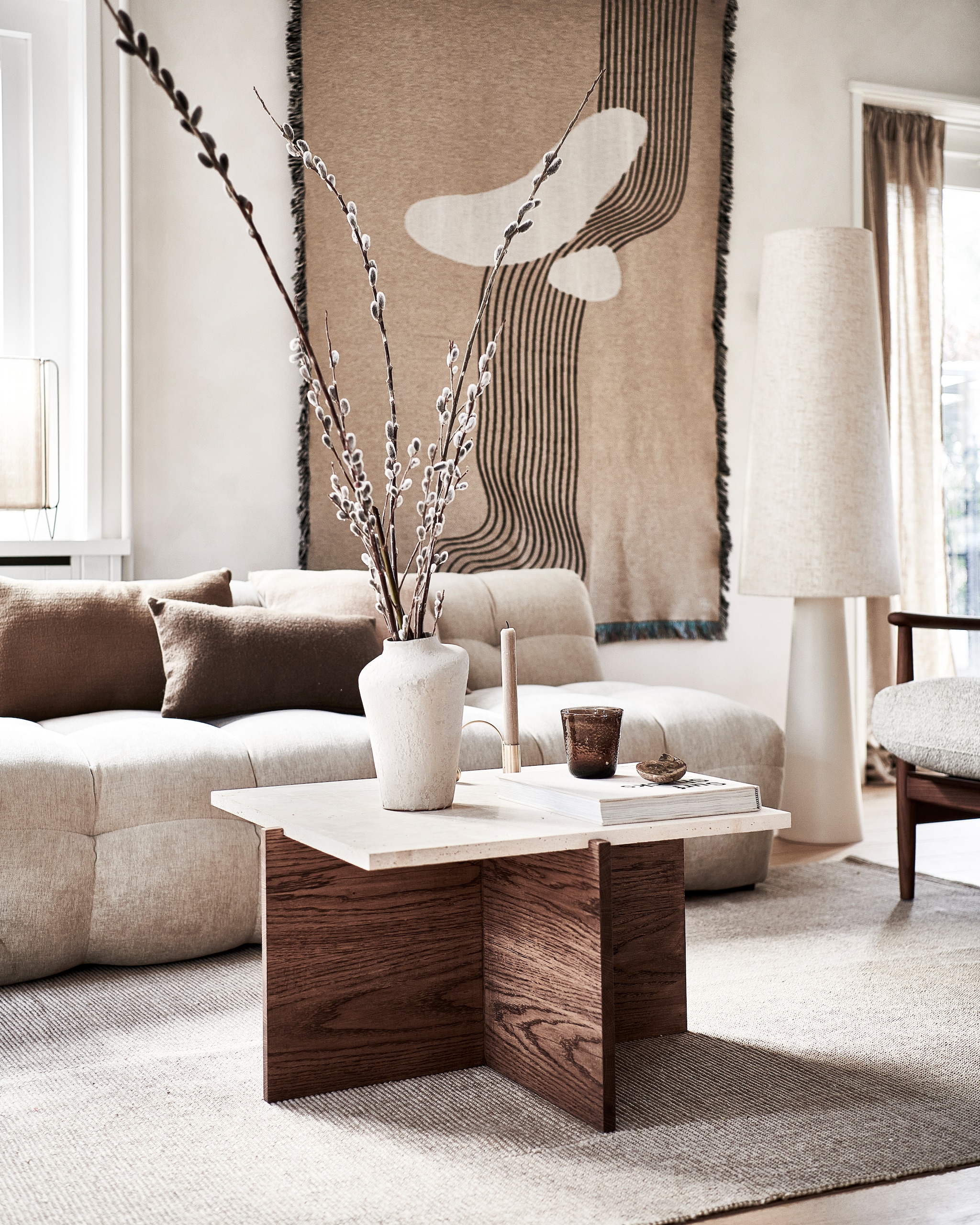 Wolmix vloerkleed van sisal, 160×230 cm € 299,-, glas € 5,99, bruine kussenhoes, 40×60 cm € 39,99, donkerbruine kussenhoes, 30×50 cm € 39,99, beige kussenhoes, 45×45 cm € 39,99 (zarahome.com). Vloerlamp Retro van HKliving € 449,-, kandelaar Balance van Ferm Living € 29,80, beige fauteuil Todd van Pols Potten € 955,- (vtwonen.nl). Lantaarn Charlie € 64,95 (casagitane.com). Wandkleed Cayuga, 193×145 cm € 230,- (2222studio.com). Linnen gordijnen set van 2 € 49,99, beige vaas € 29,99 (hm.com). vtwonen 07-2022 | styling Kim van Rossenberg | uitvoering Richard van Meerveld | fotografie Sjoerd Eickmans