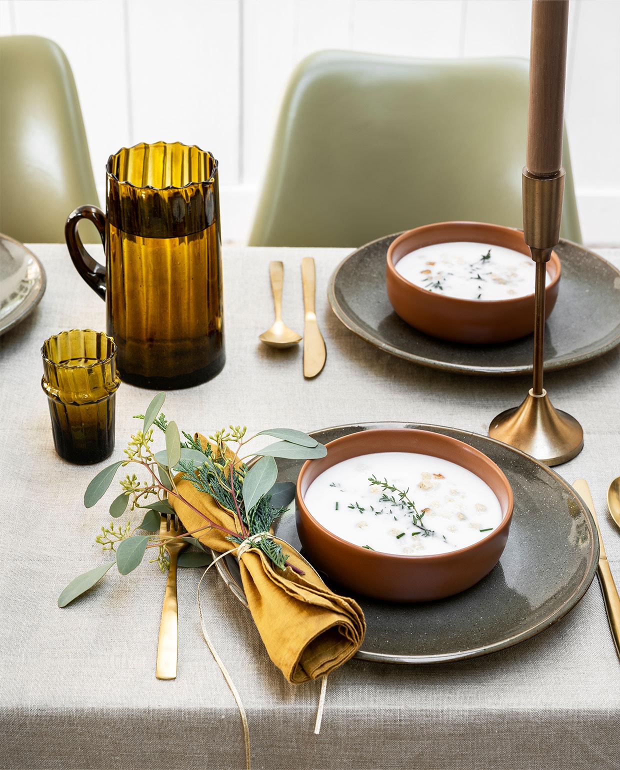 Dinerborden Nara, per stuk € 8,95, schalen Alva, per stuk € 3,75, bestek Noma, per set € 39,95 (loods5.nl). Linnen servet, per 2 € 9,99 (hm.com). Karaf Mosterd Wave, per stuk € 39,-, glas Mosterd Wave, per stuk € 6,50, polyester stoelen, per stuk € 395,- (householdhardware.nl) Linnen doek, per meter € 20,- (karteris.nl). vtwonen 12-2021 | styling Moniek Visser | fotografie Stan Koolen | assistentie Sanne Kiesling
