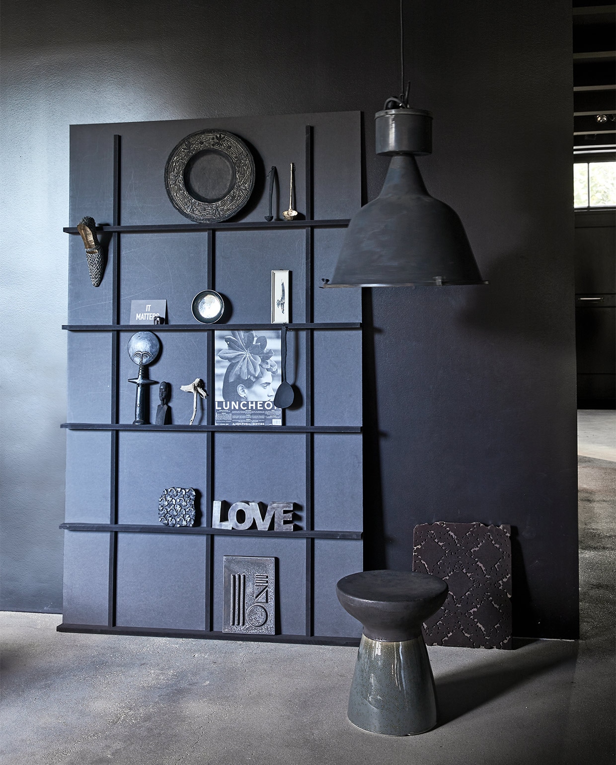 Letterbakkast op maat gemaakt van zwart mdf (Jakob Nijsen). Lamp (Van Dijk &amp; Ko). Aardewerken kruk, muurornament van keramiek, set van 3 (House Doctor). Schoen van papier-maché, diverse lepels van papier-maché, gedecoreerd bord van karton, alles unica (Mirjam Franken). Bordje (HKliving). Grote, oude stempel (Spoor 38). Overig privébezit. vtwonen 02-2018 | styling Fietje Bruijn | fotografie Jeroen van der Spek