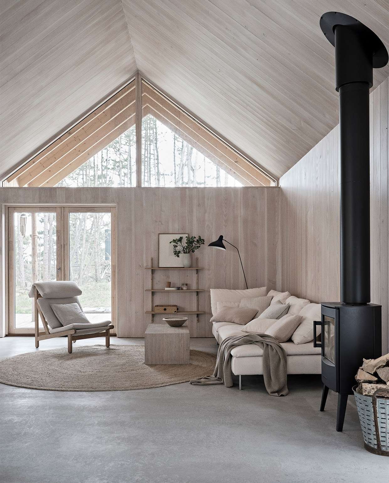 Bank, plaid en kussens Aiayu. Bernt Petersen-fauteuil en salontafel familiestukken.Rond kleed Ikea. Staande lamp Serge Mouille. Houtkachel Wiking. Kunstwerk CathrineRaben Davidsen. Vaas Aiayu. Overig onbekend. vtwonen binnenkijken special 03-2022 | productie Revolver, Living Inside | fotografie Mikkel Tjellesen | styling Marie Monrad Grounbøl