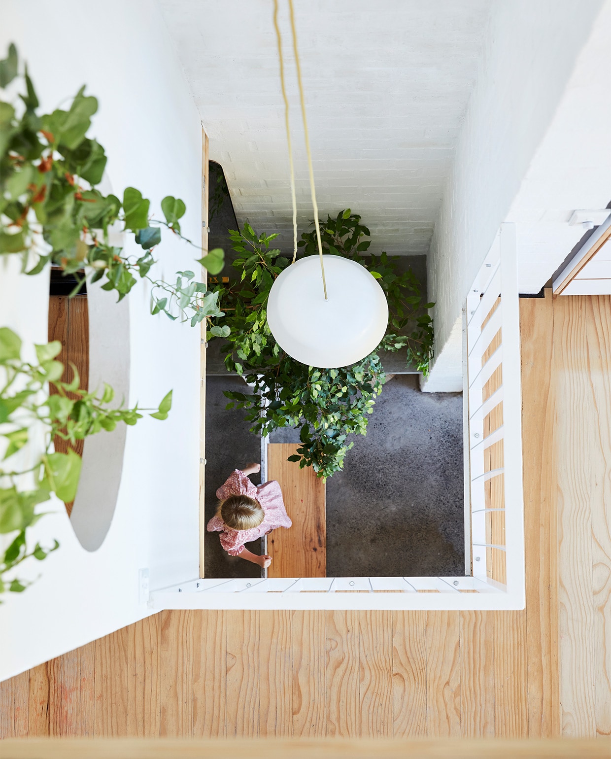 David en Bonnie's huis. David en BonnieHanglamp Muuto vtwonen special binnenkijken 03-2022 | productie Bureaux | fotografie Warren Heath | styling Sven Alberding