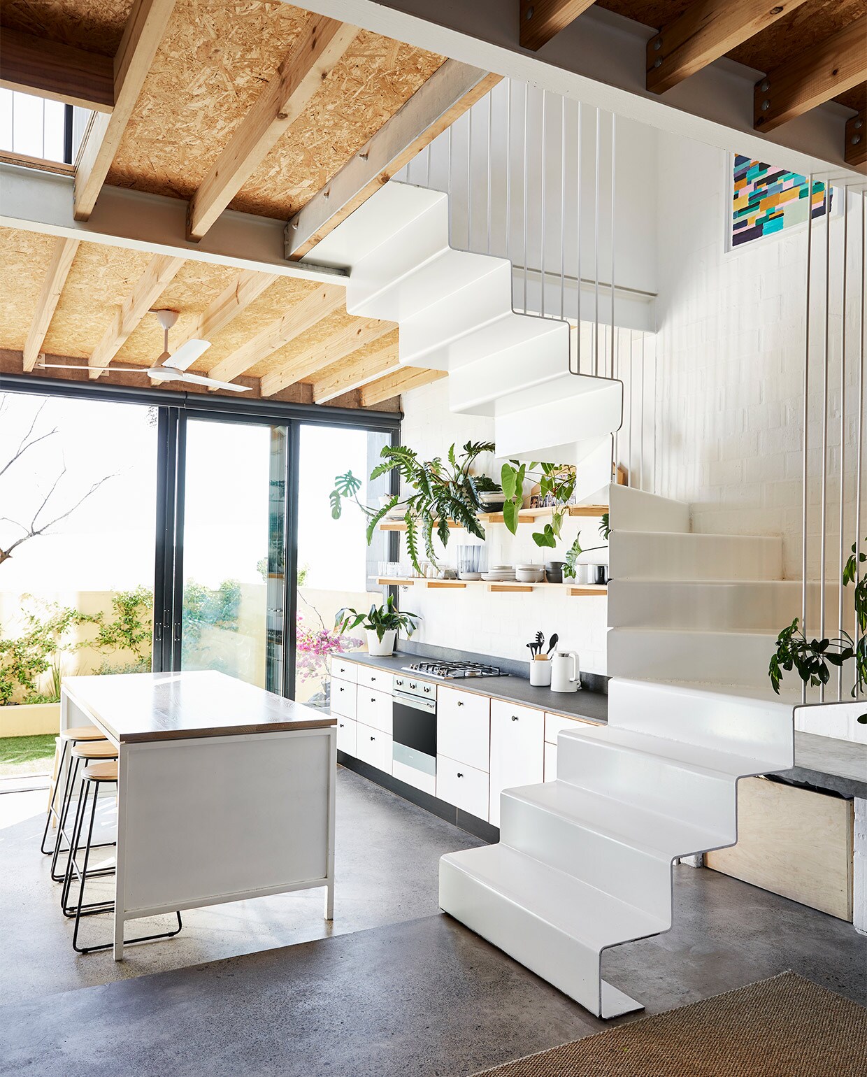 Keuken in het huis van David en Bonnie NEE | vtwonen special binnenkijken maart 2022 | productie Bureaux | fotografie Warren Heath | styling Sven Alberding