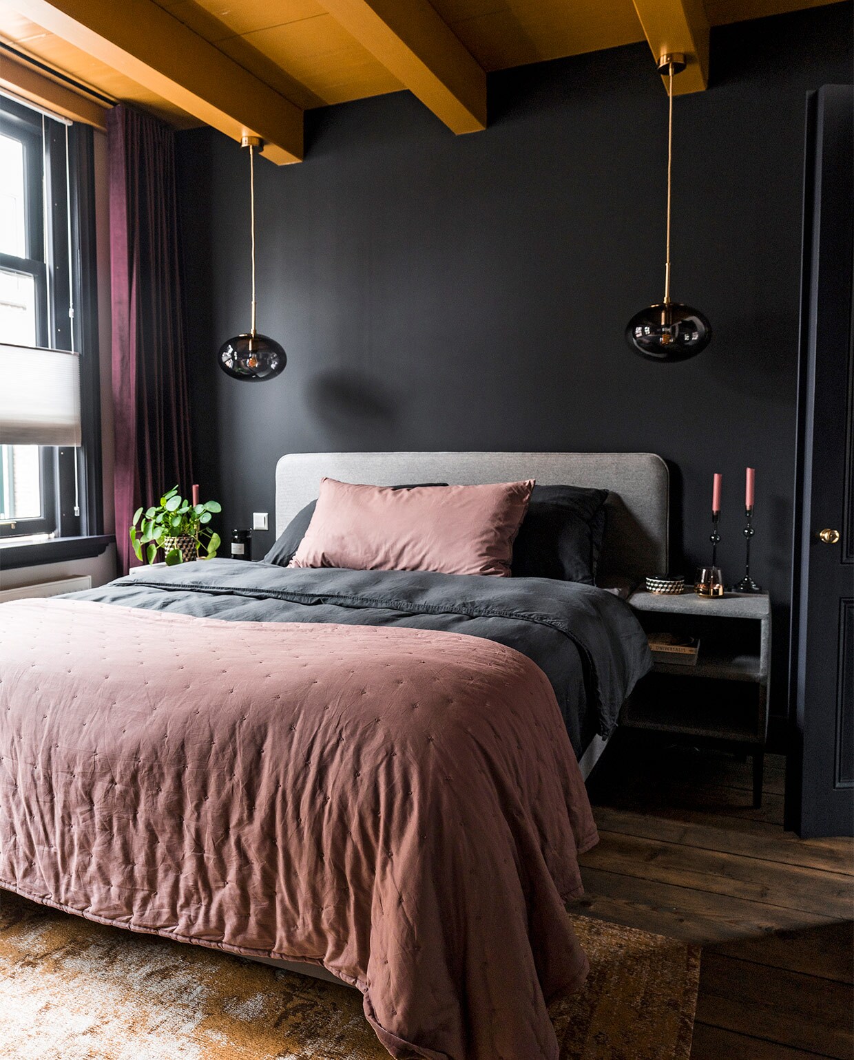 Bed en nachtkastjes Pepper Swiss Sense vtwonen collectie, dekbedovertrek Essenza, sprei en kussen H&amp;M Home, gordijnen Velvet Merlot Veneta, hanglampen Opal House Doctor, balkenplafond in Brabants oker Sikkens, kandelaars Kwantum, opbergdoosje H&amp;M, waxinelichthouder Coco Maison, vloerkleed Sissy-Boy. NEE | vtwonen binnenkijken special 2022 | producie CoCo Features | fotografie Muk van Lil, Chiela van Meerwijk
