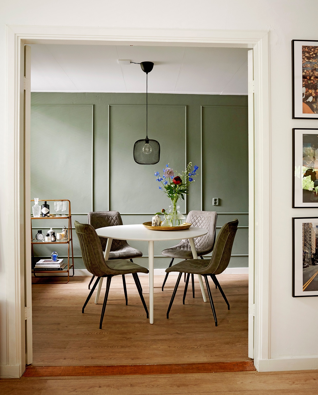 Serveerrek en glazen Living-in By Romy’s. Tafel Made. Stoelen Zitmaxx. Hanglamp Ikea. Dienblad op tafel herkomst onbekend, geurkaars in potje Fornasetti, glazen vaas Living-in By Romy’s. vtwonen special tiny houses | Productie Features &amp; More  | Styling Wilma Custers | Fotografie Renee Frinking | Tekst Chantal Hintze | Tekstbewerking Caroline Westdijk