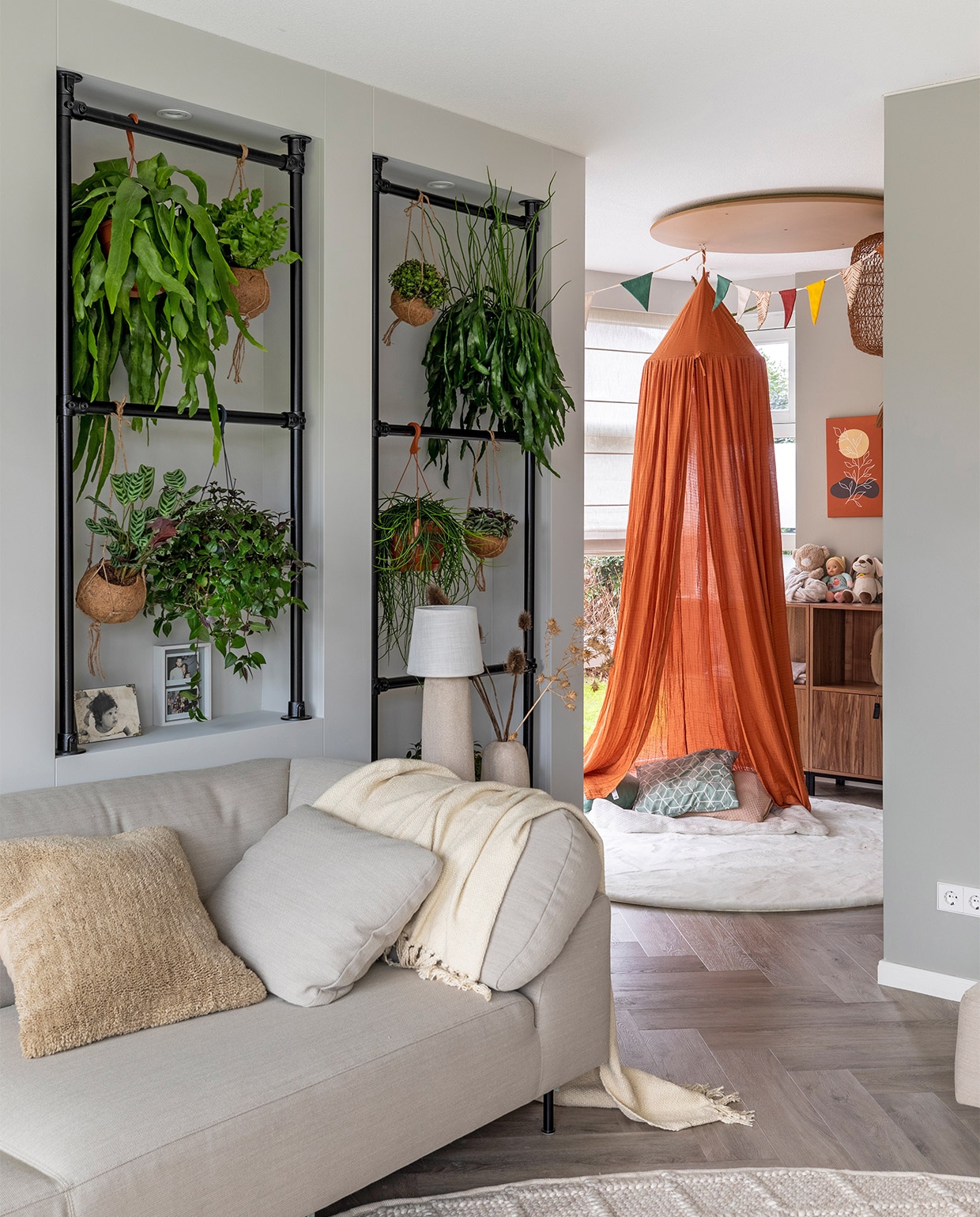 Flexa Easycare Muren muurverf Saliegroen, Flexa Creations muurverf op de nissenwand The Salon 4 (flexa.nl). Behang uit de collectie Oasis 317401 € 495,- (eijffinger.com). Vloerkleed, prijs op aanvraag (brinkercarpets.nl). Bedhemel € 119,95 (sebra.dk). Hanglamp Garve € 229,95 (lucide.com). Opbergkasten, per stuk € 399,- (basiclabel.nl). Leren kussens, per stuk € 269,- (nahka.nl). Kunstwerk Minimalistisch Abstract Landschap met een plant in herfstkleuren van Tanja Udelhofen € 65,-, kunstwerk Minimalistisch Abstract Landschap in donkere herfstkleuren van Tanja Udelhofen € 65,-, kunstwerk Abstracte Botanische Aquarel Wabi-sabi Kunst van Diana van Tankeren € 65,- (werkaandemuur.nl). Lamp-vaascombinatie Picos € 449,95 (lanena-home.com). Zwarte plafondlamp € 385,- (tonone.com). Overig privébezit. vtwonen weer verliefd op je huis | styling Frans Uyterlinde | fotografie Margriet Hoekstra