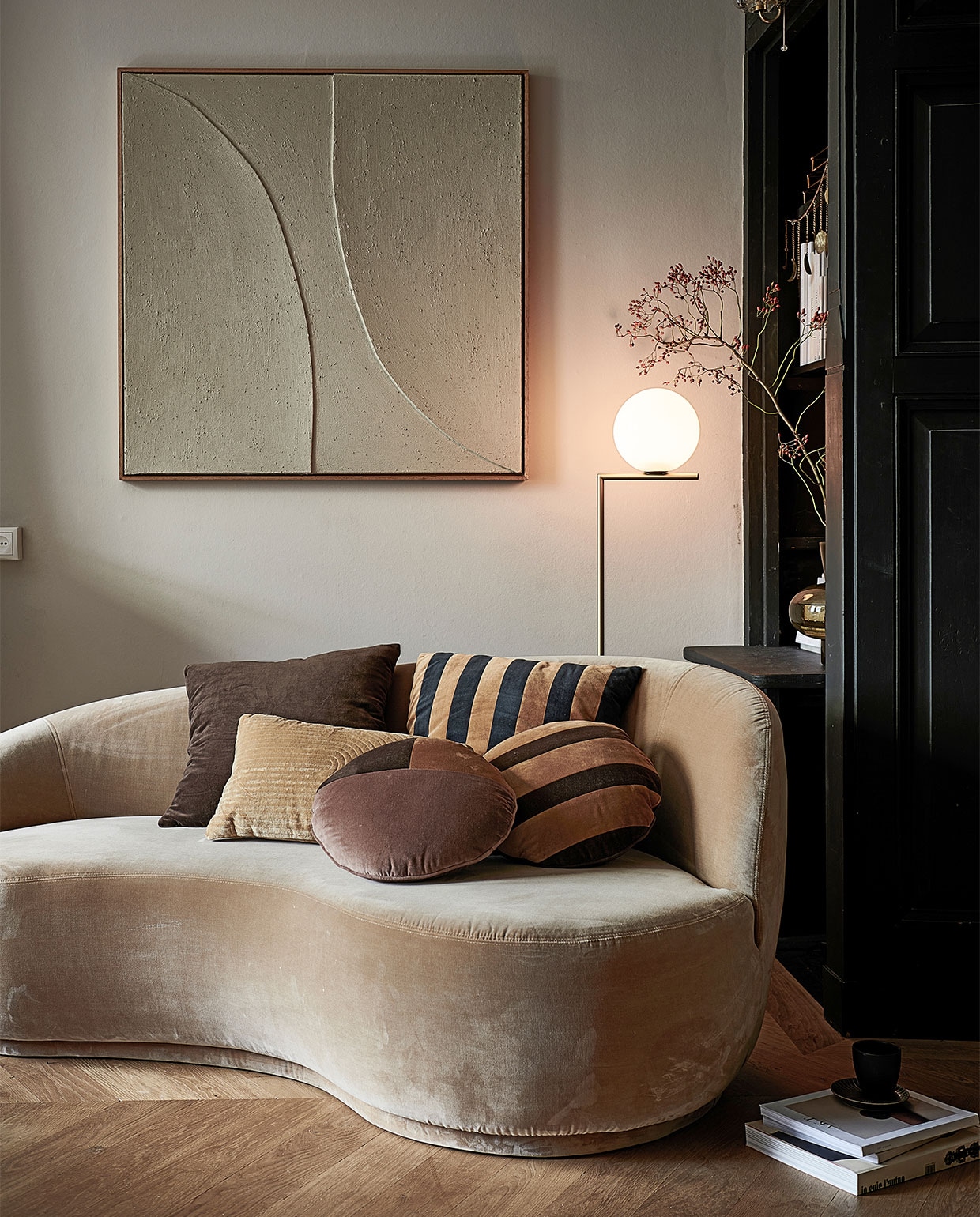 Donkerbruin vierkant kussen, 50×50 cm € 49,95. Gestreept vierkant kussen, 50×50 cm € 49,95. Lichtbruin kussen met reliëf, 30×50 cm € 44,95. Rond patchwork kussen, 40 cm € 49,95. Gestreept rond kussen, 40 cm € 49,95, schilderij @amymayeart. Overig privébezit. JA | productie Tanja Saarberg | styling Marlies Does, Kim van Rossenberg | fotografie Bart Brussee, Sjoerd Eickmans