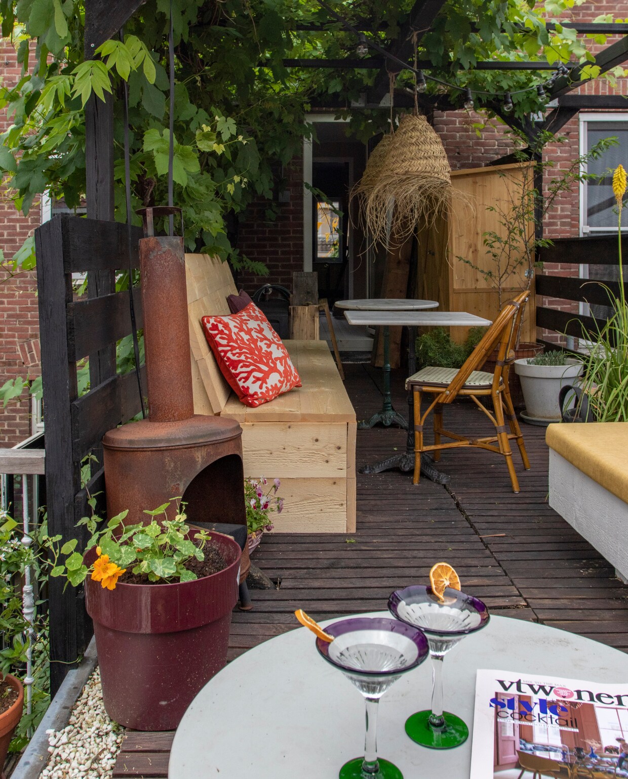 Bistrotafels en stoel vintage, rotan lamp Noa May Living, banken op maat laten maken, kussens op bank v.l.n.r. H&amp;M Home, Natural Lifestyle, Leen Bakker. vtwonen 08-2022 | productie en fotografie Anne den Haan | styling Luka Jakobs | tekst Anne-Flore Muller