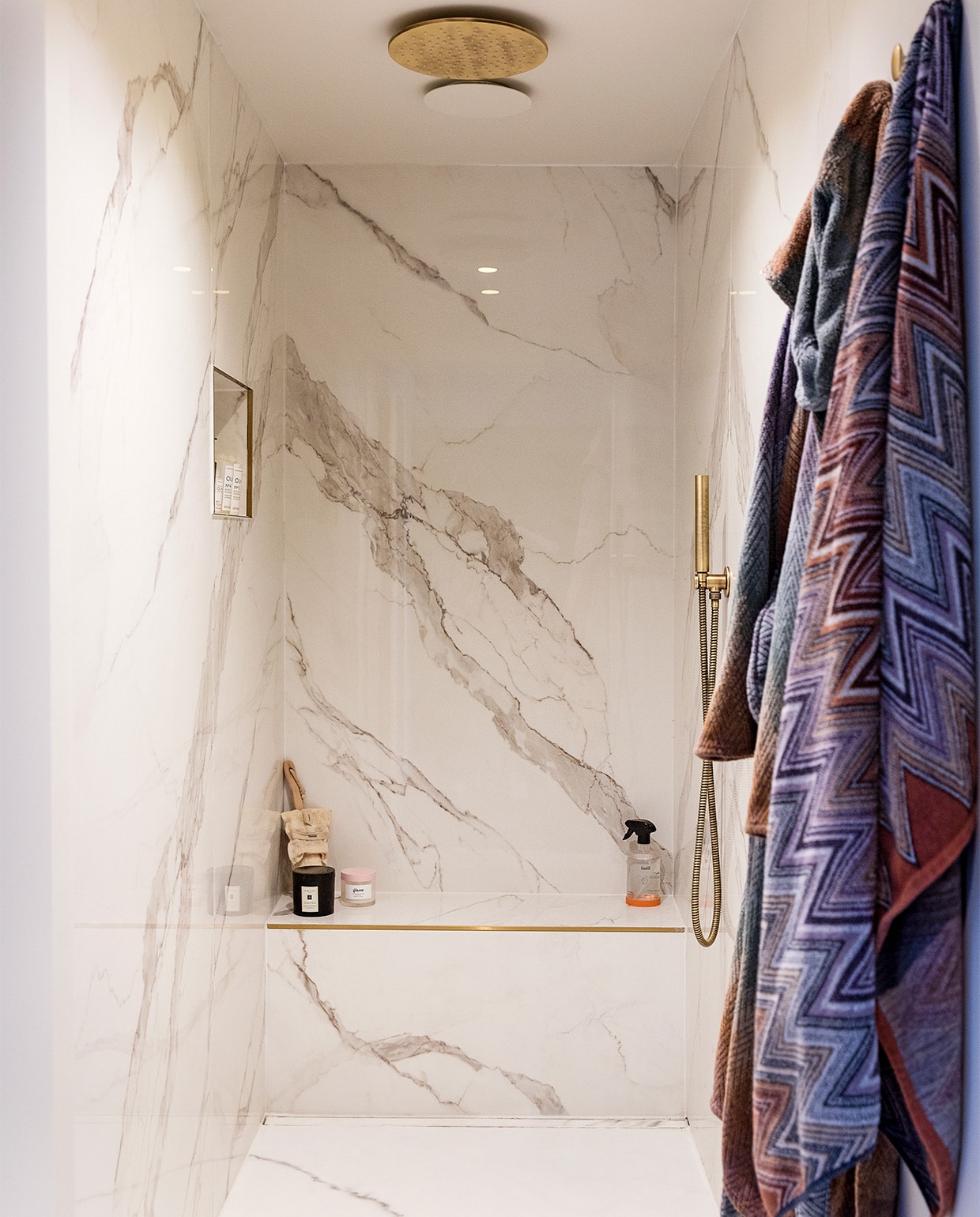Douche RS2308 en kranen Salenzi. Haken Muuto. Badjassen en handdoeken Missoni. Radiator Vasco. vtwonen 11-2021 | styling Ilona Jongepier  | fotografie Dana van Leeuwen