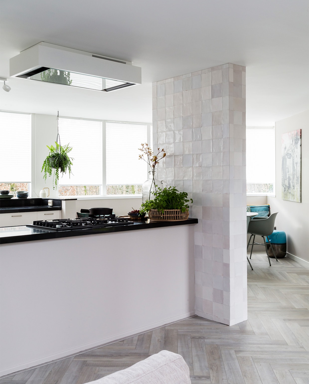 Muurverf Pale Sky (flexa.nl). Gaskookplaat Grafiet € 879,-, 3 in 1 oven Matrix Grafiet € 2349,-, warmhoudlade € 789,-, plafond afzuigkap € 2699,-, xxl vaatwasser € 1529,-, PlasmaMade filter € 849,- (atag.nl). Tegels Craft Egg White Glossy en Mat, per m² € 69,-, steelpan van Serax € 38,70, glazen vaas € 67,99, houten onderbord € 24,35, pastakom van HKliving € 12,50 (vtwonen.nl). Rieten manden Blossom, per stuk € 59,- (by-boo.com). Zwarte plantenhanger van Isabelle Schoenmakers-Leijser, per stuk € 49,95 (happycircle.nl). Plant Alocasia (greenlifestylestore.nl). Plant Epiphyllum, plant Rhipsalis Paradoxa (plantje.nl). Overig privébezit. vtwonen weer verliefd op je huis, seizoen 12 aflevering 1 | styling Frans Uyterlinde | fotografie Barbara Kieboom