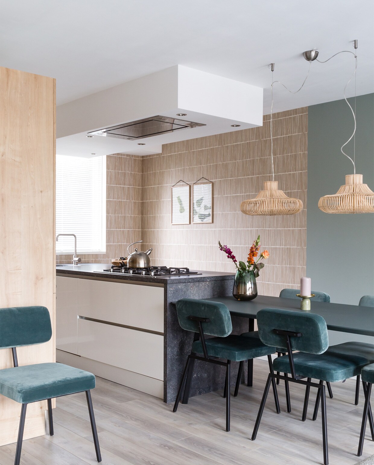 Muurverf 85% Hardsteen (flexa.nl). Behang Terra 391513, per rol € 69,95 (eijffinger.com). Hanglampen Kalahari van Good&amp;Mojo, per stuk € 205,-, eetkamertafel New Classic van Studio Henk € 1900,-, eetkamerstoelen Ode van Studio Henk, per stuk € 279,-, posters Floating Leaves van Moebe, per stuk € 26,95 (eijerkamp.nl). Vaas van pt € 36,95, kandelaar van Bloomingville € 33,- (vtwonen.nl). Keuken, kaars, waterkoker, bloemen, houten schaal en overig privébezit. vtwonen weer verliefd op je huis | seizoen 11 aflevering 3 | styling Fietje Bruijn | fotografie Barbara Kieboom