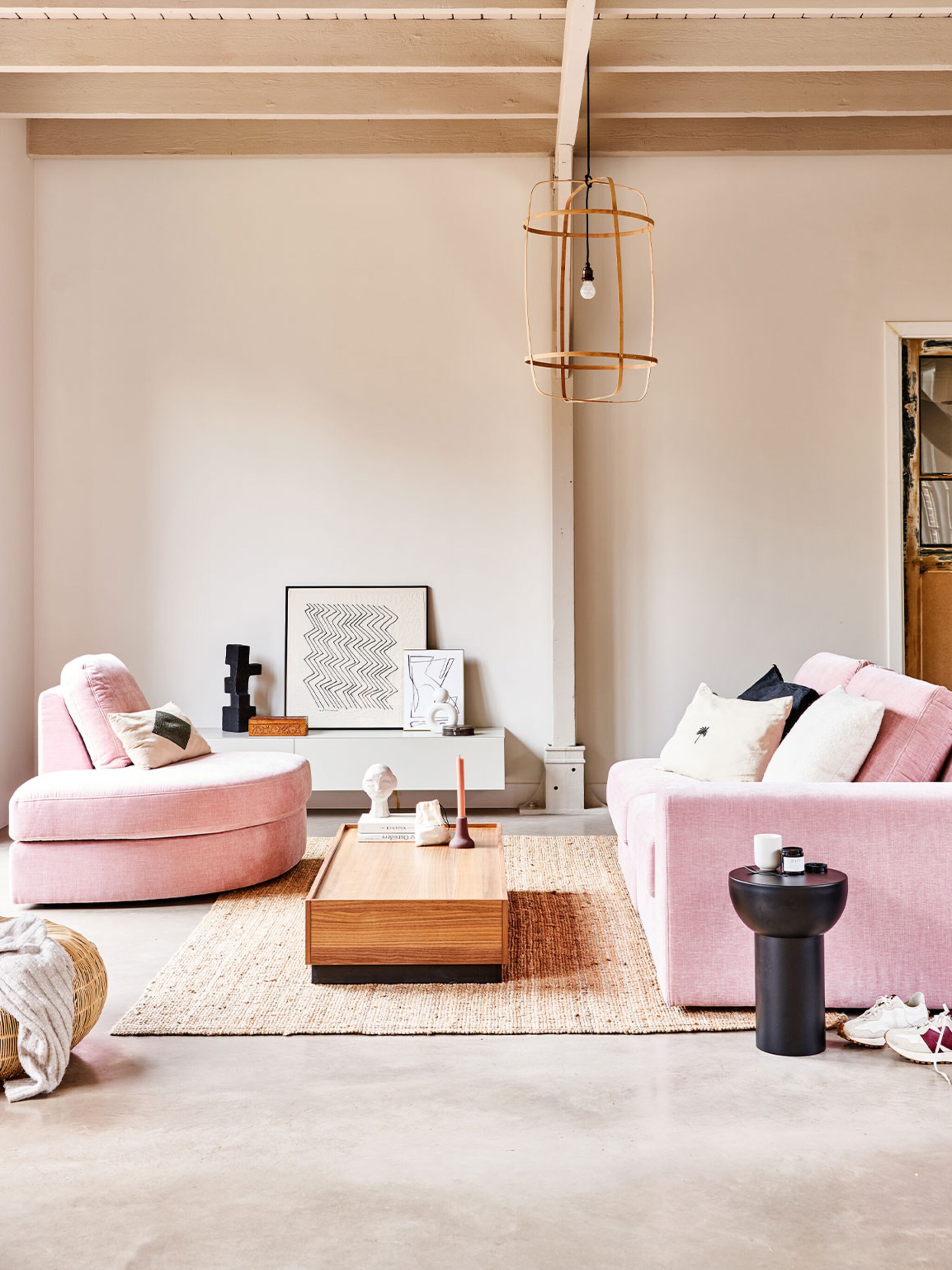 romantisch en stoer met een roze woonkamer kun je alle kanten op