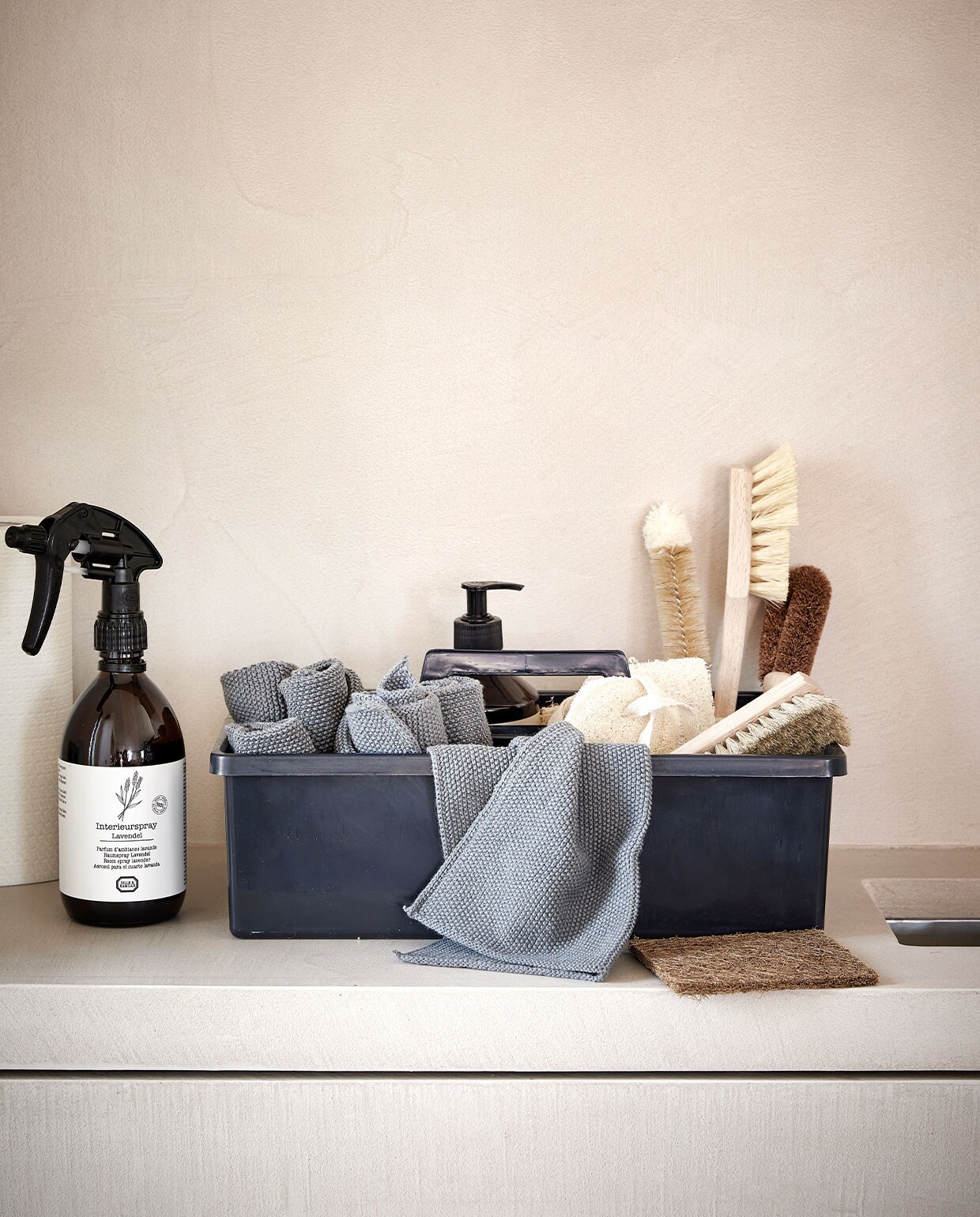 Wasbare katoenen vaatdoeken 3 stuks – blauw/grijs – L 27 x B 27 cm – 16,95 (ZONE.DK), interieur spray lavendel – 500ml – 19,95 – (Dille &amp; Kamille), opberg kistje – donker grijs van gerecycled plastic ( Mijn Stijl), spons loofah – 10cm – 3,95 (Dille &amp; Kamille), schoonmaak sponsje Loofah – 9cm – 4,95 – (Dille &amp; Kamille), Afwasmiddel Cotton – €5,95 (Mijn Stijl), Afwasborstel kokos (Mijn Stijl), borstel – beukenhout – wit -16,5 cm – 2,95 (Dille &amp; Kamille), borstel – beukenhout – 15 cm – 3,95 (Dille &amp; Kamille), bruin kokos/lated pad (Mijn Stijl) JA (schoonmaakartikelen) | styling Studio Marit Saladini | fotografie Peggy Janssen | stylingassistentie: Paolo Roseti