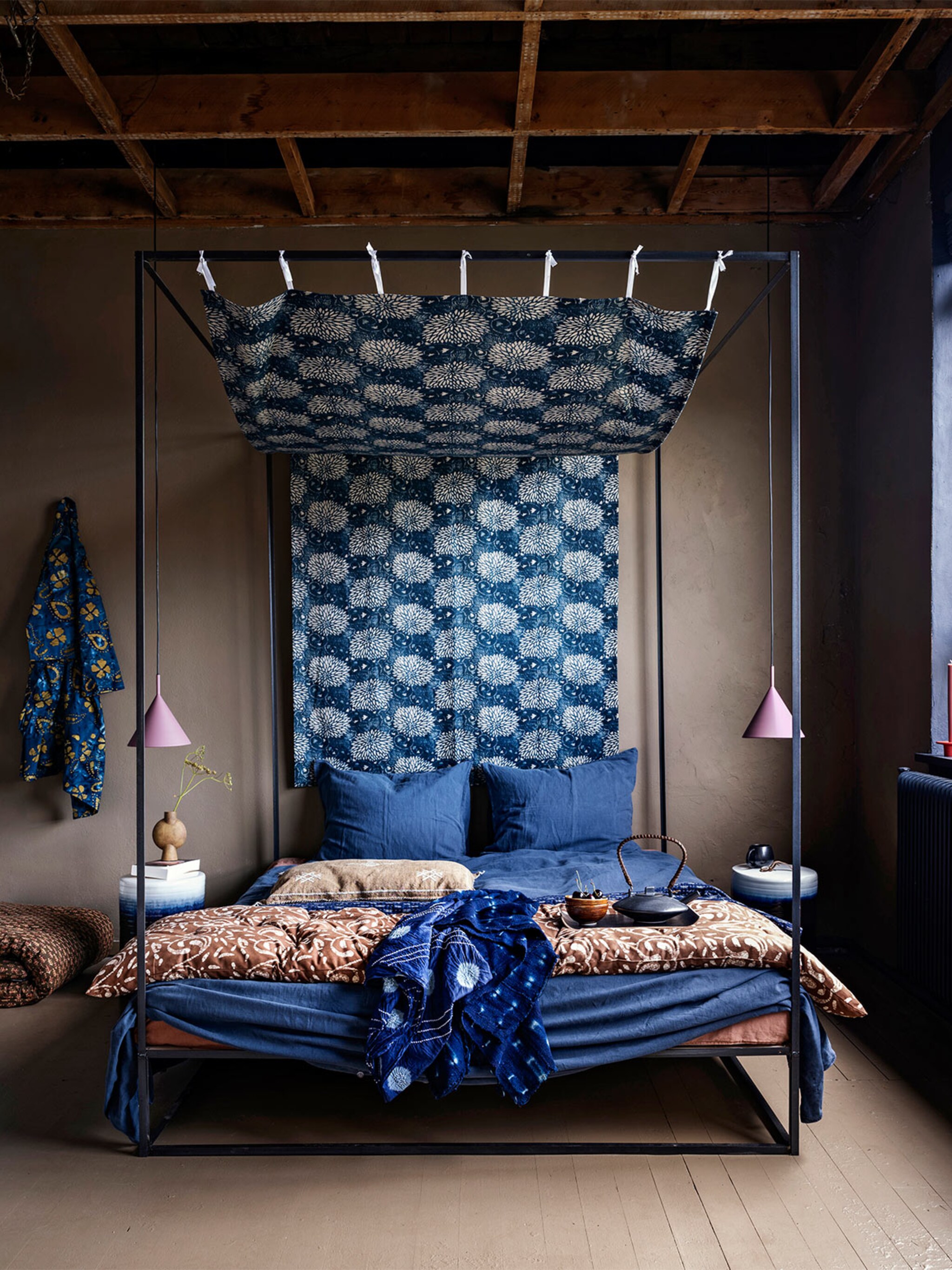 een hanglamp naast het bed da s een prima zet
