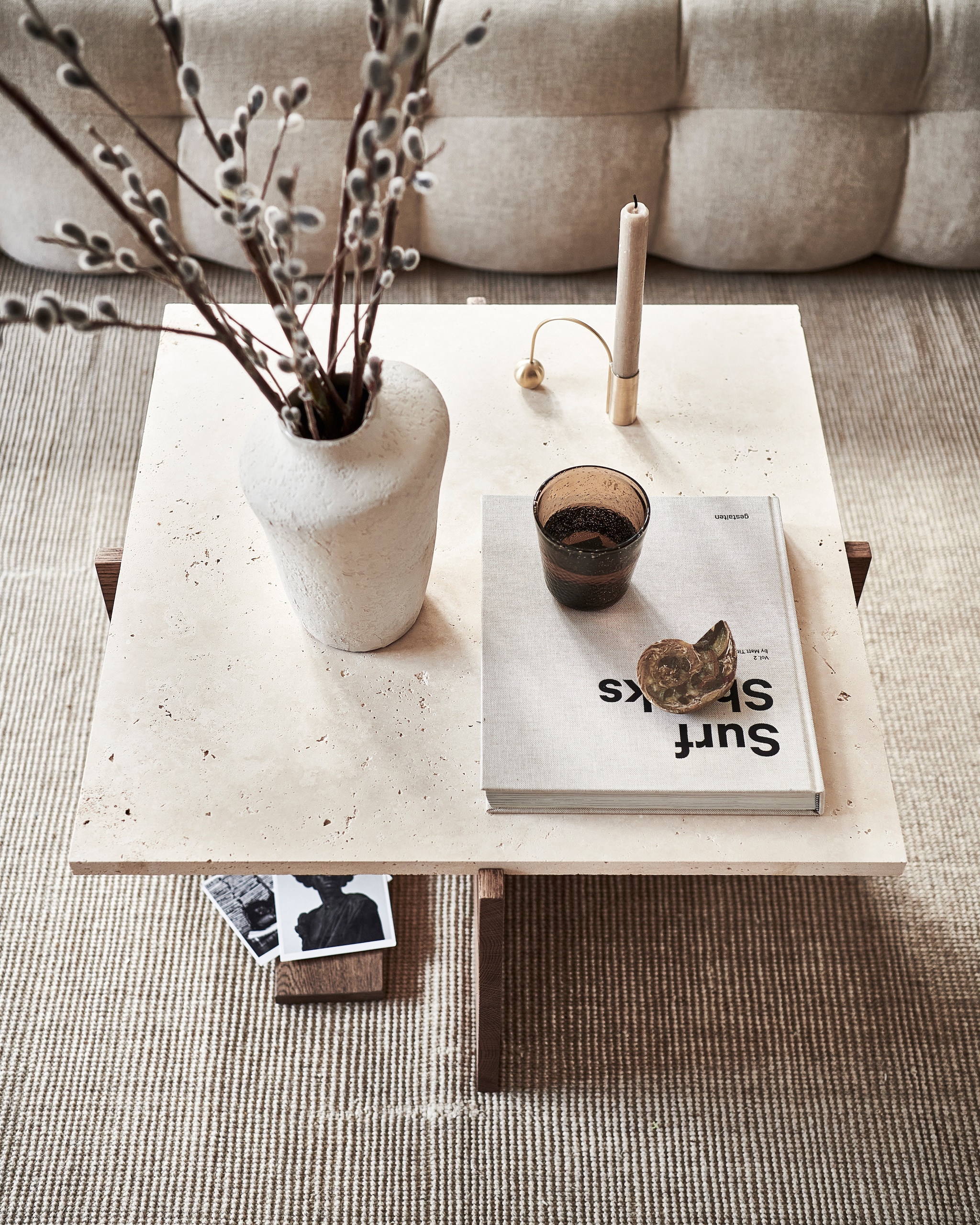 Wolmix vloerkleed van sisal, 160×230 cm € 299,-, glas € 5,99, bruine kussenhoes, 40×60 cm € 39,99, donkerbruine kussenhoes, 30×50 cm € 39,99, beige kussenhoes, 45×45 cm € 39,99 (zarahome.com). Vloerlamp Retro van HKliving € 449,-, kandelaar Balance van Ferm Living € 29,80, beige fauteuil Todd van Pols Potten € 955,- (vtwonen.nl). Lantaarn Charlie € 64,95 (casagitane.com). Wandkleed Cayuga, 193×145 cm € 230,- (2222studio.com). Linnen gordijnen set van 2 € 49,99, beige vaas € 29,99 (hm.com). vtwonen 07-2022 | styling Kim van Rossenberg | uitvoering Richard van Meerveld | fotografie Sjoerd Eickmans
