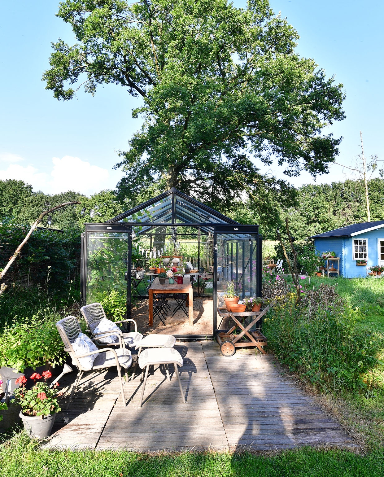 Stoelen Intratuin, kar kringloopwinkel, houten terrasplaten Karwei, overig onbekend. vtwonen special Tuin 5 | fotografie Sietske de Vries | tekst Monique van der Pauw