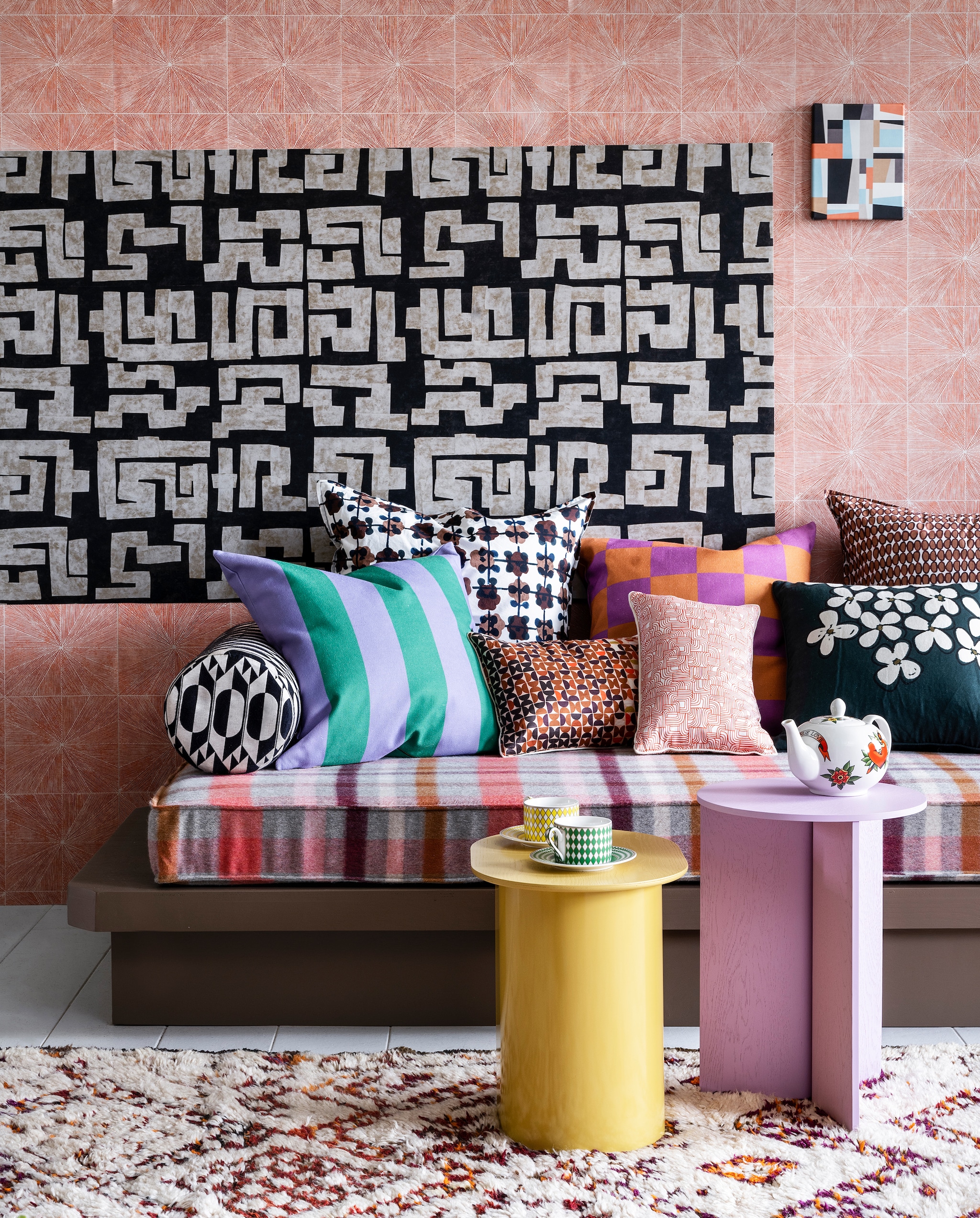 Zwart-wit behang Voiles de Papier nr. TP33106 van Élitis, per rol van 10 meter x 70 cm € 196,-, roze-wit behang Grand Hotel/Stardust nr. TP33611 van Élitis, per rol van 10 x 1 meter € 241,- (loggerewilpower.com). Lila tafel € 215,- (hay.nl). Gele tafel € 229,-(festamsterdam.com). Vintage berber Unica, 280×200 cm € 850,- (rozenkelim.nl).Bankonderstel van Combitex op maat gemaakt, prijs op aanvraag (com-anders.nl).Hoes gemaakt van geruite wollen stof Cassiano van Osborne & Little, per strekkende meter € 153,- (wva.nl). Groen-lila gestreept en groen-wit geruit kussen € 45,- (festamsterdam.com). Bruine kussens met dessins € 130,-, kussen met grote bloemen € 75,-, vierkante kussens van zijde € 79,- alles van Élitis (loggerewilpower.nl). Rond kussen handgemaakt door Sarah Doyer € 75,- (@sarahdoyer). Gedecoreerde theepot Tattoo € 89,50 (polspotten.nl). Kop-en-schotels van Pols Potten, per 4 € 145,-(vtwonen.nl). Kunst van Angel Estevez, 20×25 cm € 47,- (werkaandemuur.nl). vtwonen 06-2022 | styling Marianne Luning | fotografie Stan Koolen