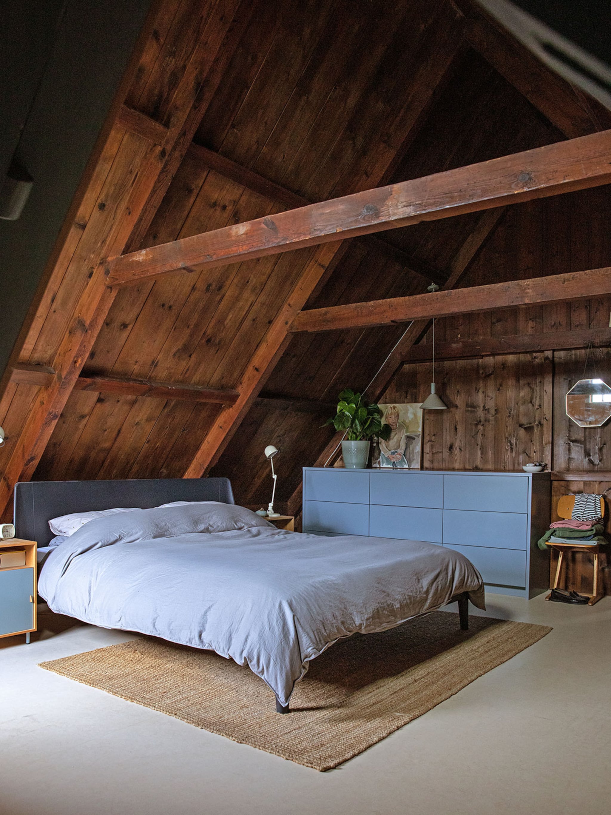 5 ideeen voor het inrichten van een kleine zolderslaapkamer met schuin dak