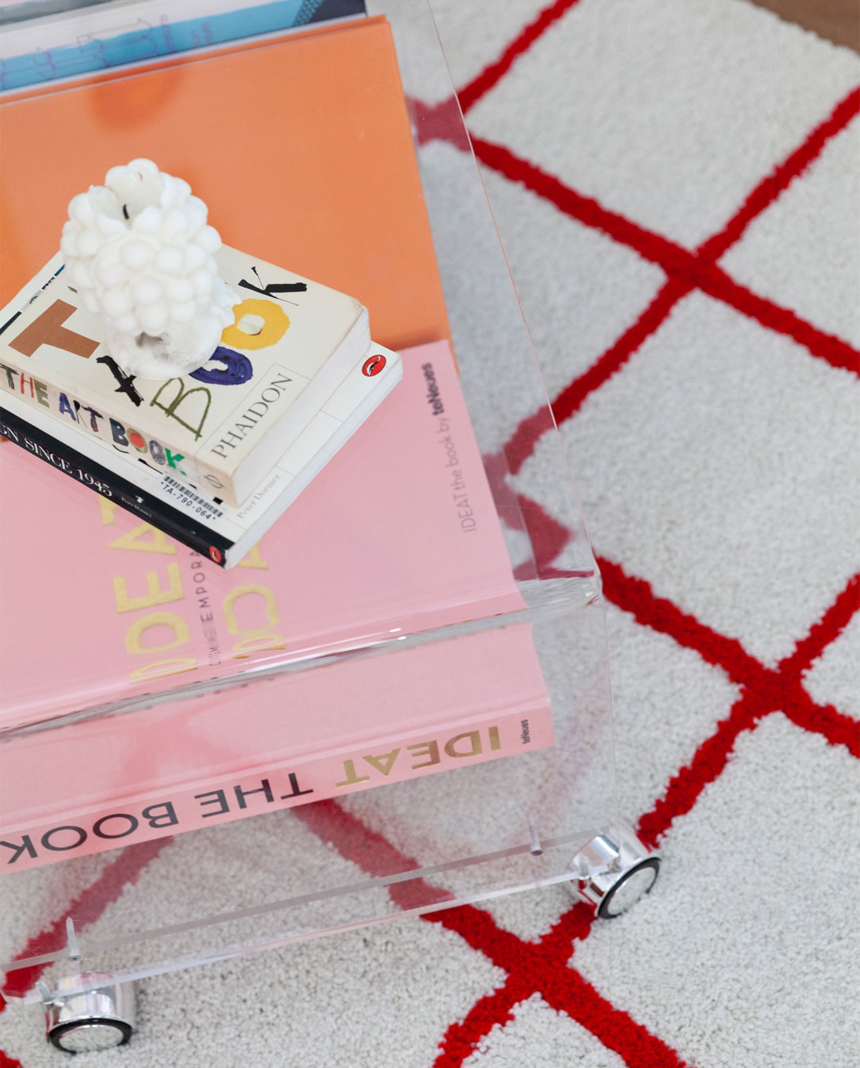 Vloerkleed Ikea via Ebay. Kaars Sentimental Candles. Overig onbekend. vtwonen 4-2022 | styling Agi Raw | fotografie en tekst Anne-Catherine Scoffoni tekstbewerking Monique van der Pauw