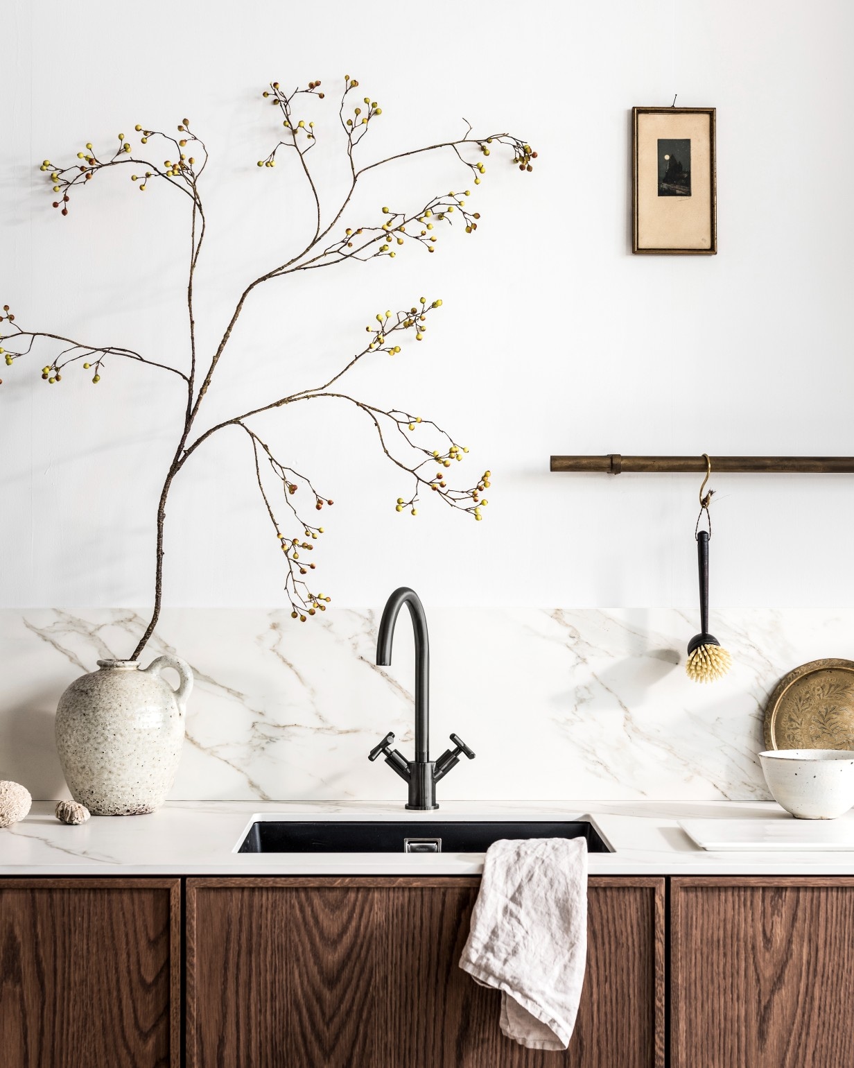 Red en blue kraan met verschillende functies: koud, heet, plat en bruisend water prijs op aanvraag (grohe.nl). Glazen met messing omhulsel van Nordal (vtwonen.nl). Theepot (nordal.eu). vtwonen 2019-01 | Fotografie Sjoerd Eijkelmans