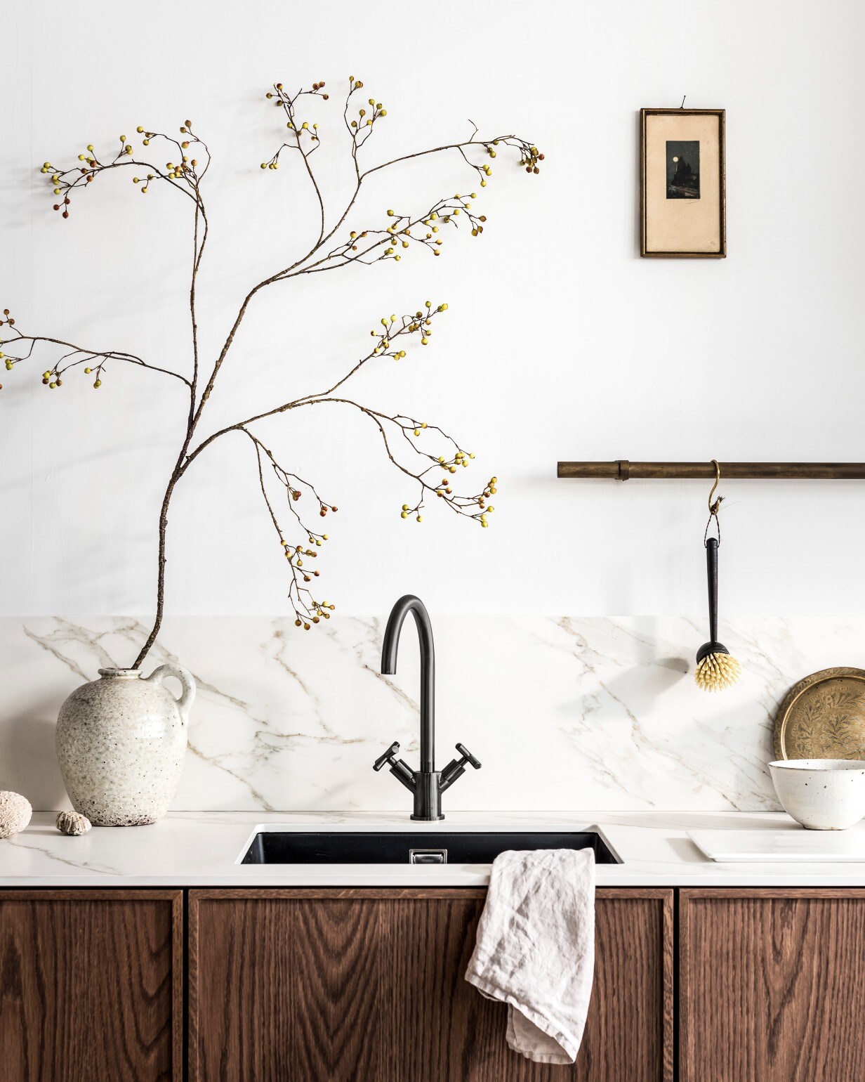 Red en blue kraan met verschillende functies: koud, heet, plat en bruisend water prijs op aanvraag (grohe.nl). Glazen met messing omhulsel van Nordal (vtwonen.be). Theepot (nordal.eu). vtwonen 01-2019 | fotografie Sjoerd Eijkelmans