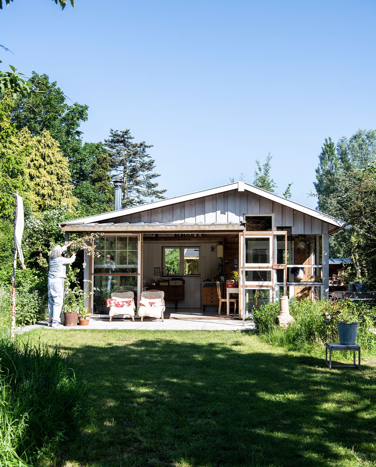 Het zomerhuis is door Martin gebouwd van gerecyclede bouwmaterialen en staat op een stuk grond van 300 m2. . NEE | vtwonen TUIN special 5 | Productie Insidehomepage | Styling Myla Griese | Fotografie Louis Lemaire | Tekst Inge van Lieshout | Tekstbewerking Ina Babbé
