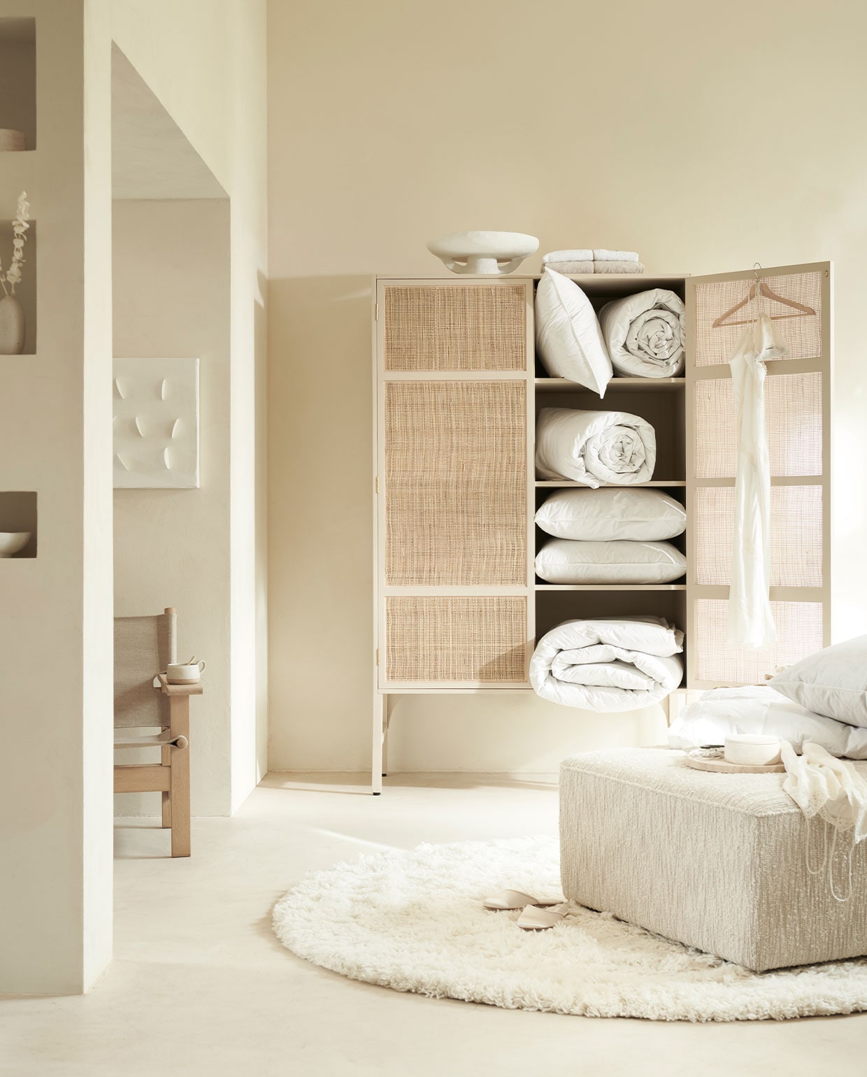 Diverse onderdelen uit de beddengoed collectie.M.m.v. guldurgun.com (kunstwerk van Studio Rose x Studio AnoukB), vtwonen.nl (kast van HKliving, vloerkleed van Linie Design), designtales.nl (fauteuil van Fredericia, poef van Menu), paviljoennoord.com (papier-maché schaal op poot, linnen dekbedovertrekken), zarahome.com (zijden nachtjapon, zijden top, zijden instappers, keramieken pot met deksel), letoile.store (ovale keramieken vaas, mok, travertin dienblad). Overig privébezit. vtwonen 07-2022  | styling Danielle Verheul | fotografie Sjoerd Eickmans | productie Tanja Saarberg | assistentie Sanne Ketelaar