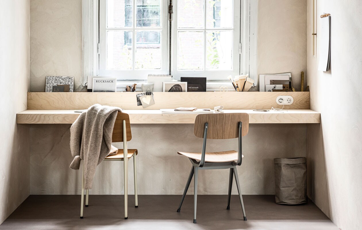 Muurverf kleur Bone (bauwerk.com.au). Wandlamp van Valerie Objects No5 Ivory 90×100 cm (bxh) (justhaasnoot.nl). Stellingkast Vittsjö 100×93 cm (bxh) (ikea.nl). Presse papier (meutt.nl). Bruin klein schaaltje, bruine bal, beige pot (sostrenegrene.com). Glazen Cone (kringloop). Potje met deksel licht taupe (hm.com). Luidspreker Marshall Acton wifi cream (coolblue.nl). Eetkamerstoel van Hay, esprossokopje Grod van Broste Copenhagen, bureauaccessoires nietmachine, schaar en plakbandhouder van Hay (vtwonen.nl). Stoel standard van Jean Prouvré eiken naturel (vitra.com). Vest (stories.com). Bureau-accessoires van Monograph: goudkleurige linialen, papieren prullenbak, grijze hoes iPad, papieren notieblok millimeters, grijze etui (housedoctor.com). Notitiemap (foodbrusher.com). Stopcontacten van Berker 1930 vanaf (klusspullen.nl). Novilon vtwonen vloer 2421 kleur Kiezel, 200 of 400 cm breed (vtwonen.be/vtwonen-collectie). Boeken, kwasten, potloden privébezit. vtwonen 09-2020 | productie &amp; styling Kim van Rossenberg | fotografie Sjoerd Eickmans