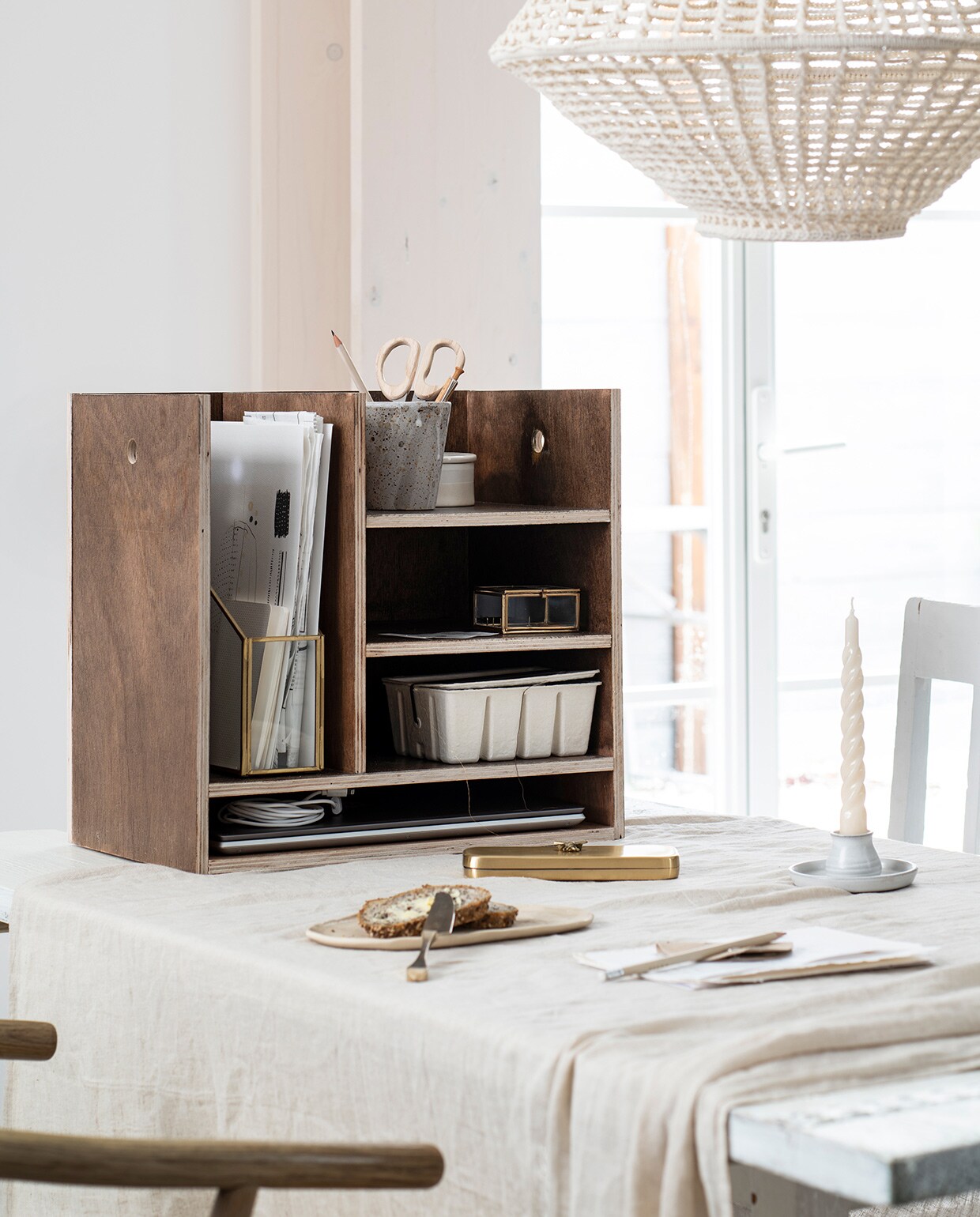 Papier (vliegerpapier.nl). Doos met stippen, rol wit papier; afwasbaar, rol bruin inpakpapier (sostrenegrene.com). Overig privébezit. vtwonen 04-2021 | productie InsideHomepage | styling Myla Griese | fotografie Louis Lemaire