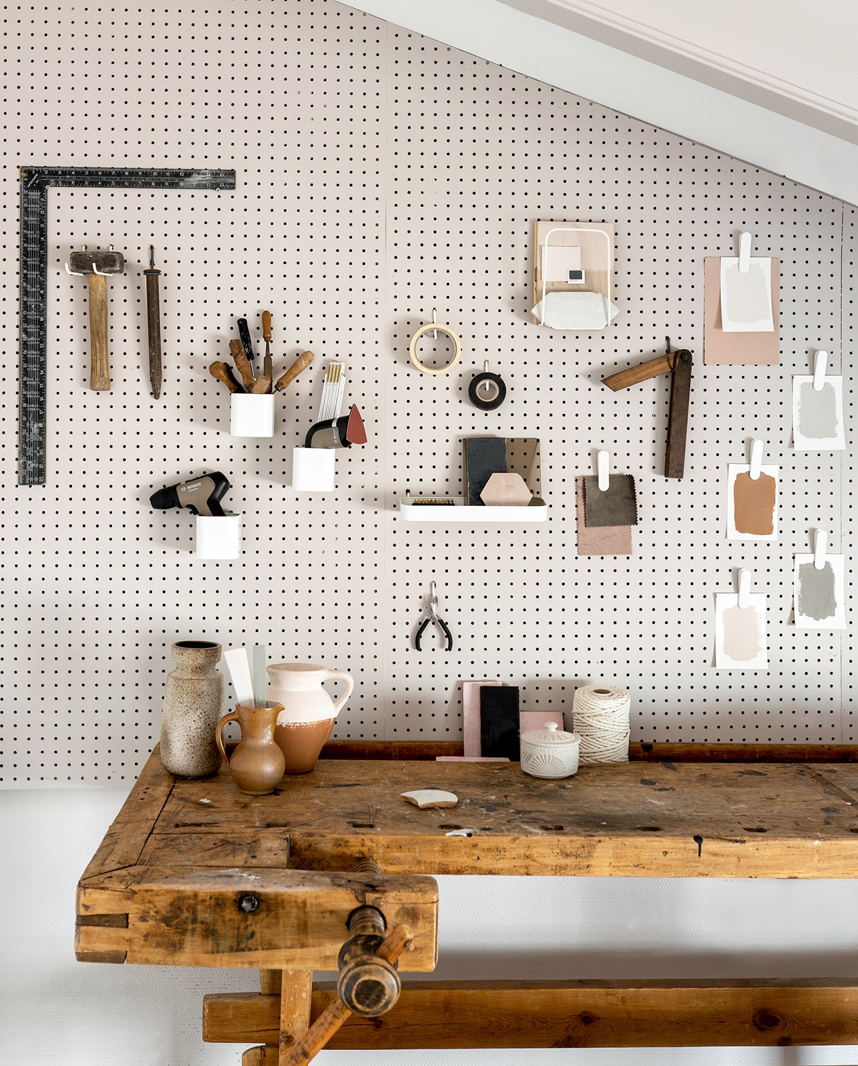Timmermanswerkbank vintage. Vazen Enter my attic. Bakjes en posthouder Ikea. vtwonen 2020 DIY special 01 | fotografie Jeltje Fotografie | tekst Eveline Stoel | styling Tanja van Hoogdalem