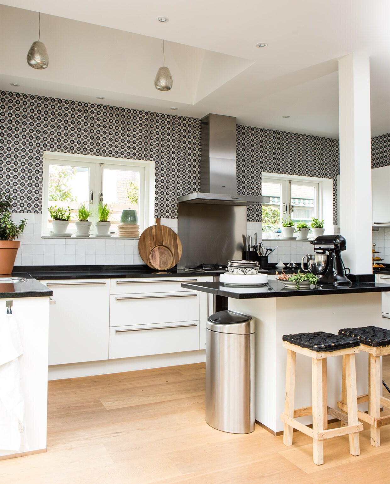 Wastafel Duravit, kranen Dornbracht. Mintgroen tegelwerk Appiani Anthologhia. Prullenbak Vipp. Lamp is onbekend. Kopje &amp;Klevering. De spiegelkast is van Intercodam., , vtwonen weer verliefd op je huis, seizoen 4 aflevering 6 | styling Fietje Bruijn | fotografie Barbara Kieboom