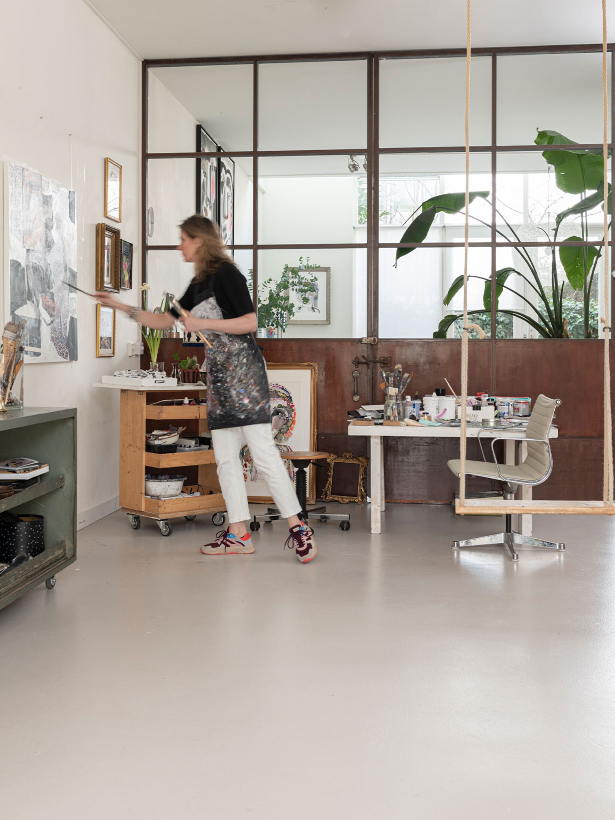 binnenkijken in een atelierwoning in amsterdam de kinderen rolschaatsen terwijl ik werk