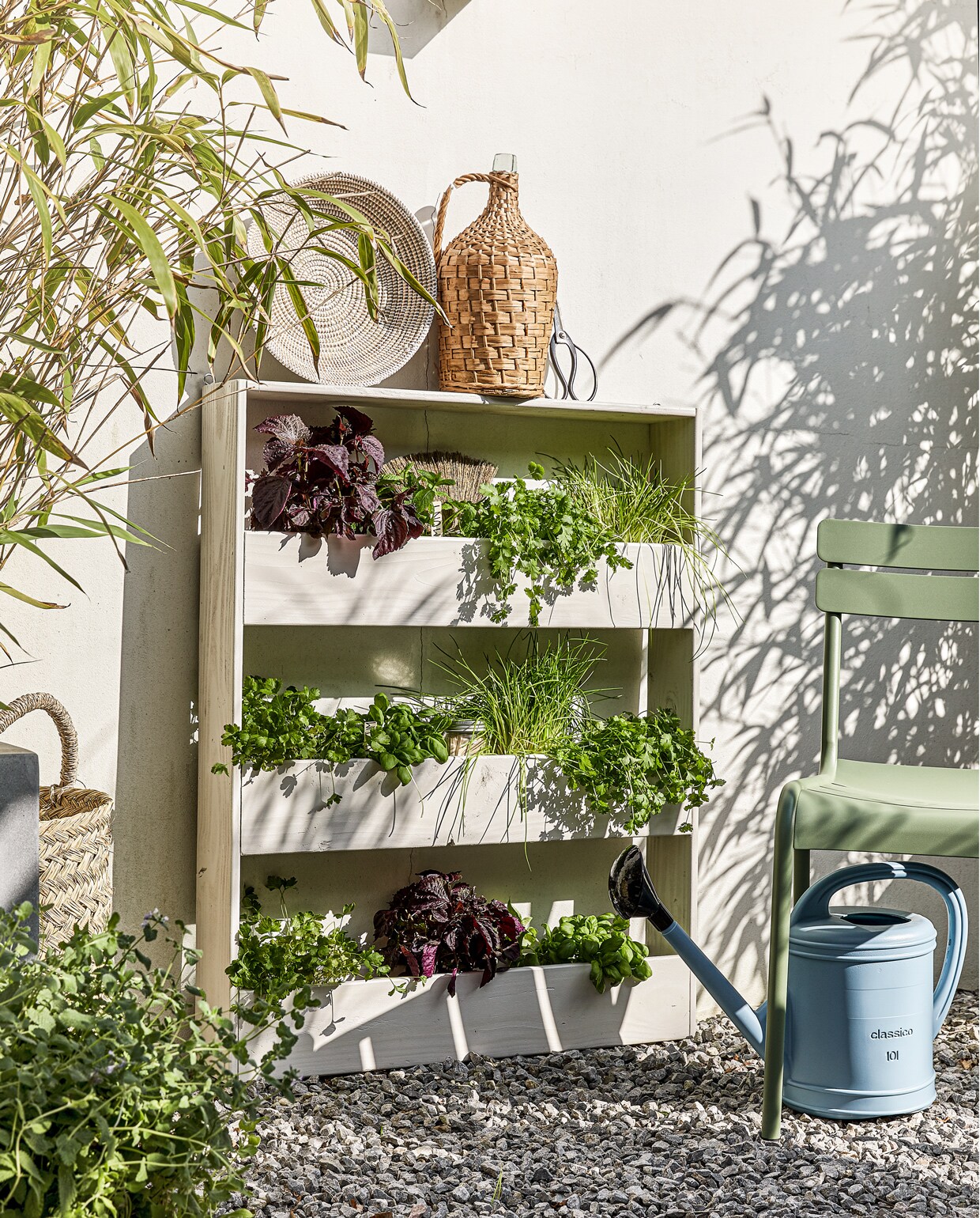 Gevlochten schaal € 25,- en kleine houten schaal (householdhardware.nl). Houten plantenlabels € 5,95 (esschertdesign.nl). Hoge zeegrasmand € 79,- (householdhardware.nl). Fermob Luxembourg stoel in de kleur Cactus € 225,- (vtwonen.nl). Gieter € 24,99, kruidenplanten (intratuin.nl). Handveger € 15,95 (loods5.nl). Bonsaischaar € 14,95 (dille-kamille.nl). Overig privébezit. vtwonen tuin 4: productie Corrien Flohil | uitvoering Johan Snoodijk | styling Moniek Visser | fotografie Peggy Janssen\n