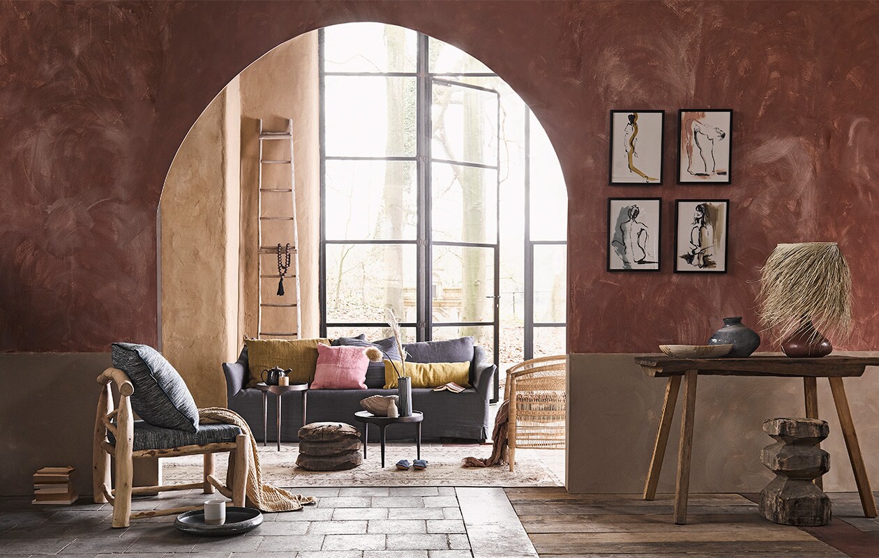 Verfkleur roze Bracken, verfkleur beige Drift (bauwerk.com.au). Kunstwerk in diverse kleuren aan de wand, print limited edition (nicolewegman.nl). Vloerkleed (rozenkelim.nl). Linnen bank 220x90x77 cm (dezinkenviool.nl). Stoel links, kussens (couleurlocale.eu). Ketting aan ladder, hoge bijzettafel prijs op aanvraag, lage bijzettafel, rode lampenvoet (loods5.nl). Stoel van gevlochten hout (archive-store.nl). Plaid bruin (hm.com). Blauwe vaas op tafel (covanderhorst.nl). Lampenkap (maisonnl.com). Blauwe hoge vaas (serax.com). Wit vaasje op tafel, witte kan, bruine mok (annemiekebootsceramics.nl). Gedroogde bloemen (tuinvanjudith.wordpress.com). Theepot donkerpaars, langwerpige vaas op lage tafel, grote blauwe schaal (thingsilikethingsilove.com). Blauwe sloffen (household­­hard­- ware.nl). Kussen blauw leer (edha-interieur.nl). Notitieboeken van About Blanks (maisonnl.com). Houten tafel (vandijkenko.nl). Beige schaal op tafel (zarahome.com). Ladder en houten blokken privébezit. vtwonen 06-2019 | styling Liza Wassenaar | fotografie Alexander van Berge