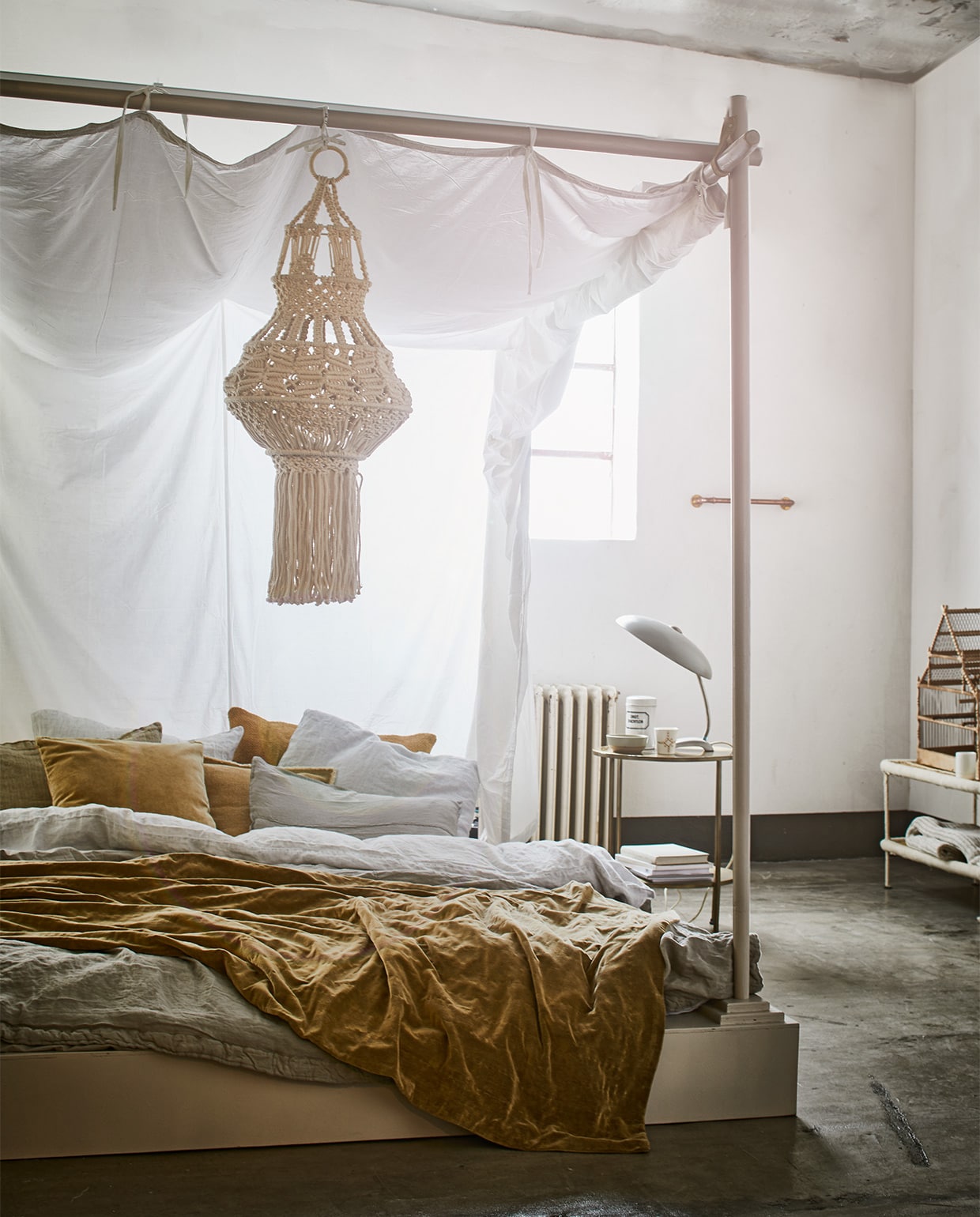 Hemelbed (Combitex). Naturel linnen dekbedovertrek 220×240 cm, linnen kussenhoes Maxim 40×70 cm, linnen plaid opgevouwen in sidetable (ML Fabrics). Macramélampenkap, gouden bijzettafel, lage sidetable met gehaakte rand (Madam Stoltz). Vogelkooi (Burbri Antiek). Jaren vijftig lamp,, schaal, beker(Six and Sons). Okergele fluwelen sprei 270×280 cm, okergele kussens 50×50 cm (Aai made with love). Beker (Maison NL). Witte pot met tekst (De Weldaad). Overig privébezit. JA | vtwonen 05-2017 | styling Cleo Scheulderman | fotografie Jeroen van der Spek