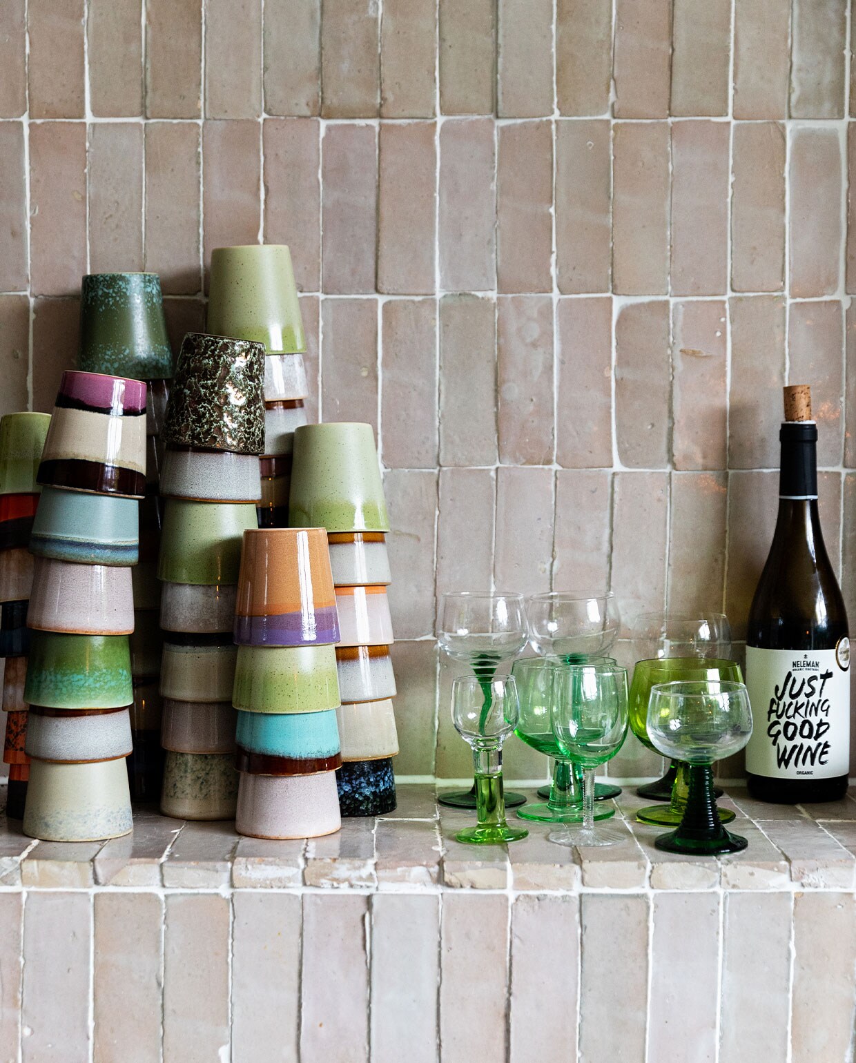 Tegels Bejmat Gris rose Marokkaanse tegels via Design Tegels. Kopjes 70’s ceramics en glaswerk mix van vintage wijnglazen HKliving. Fles Just Fucking Good wine via Neleman. vtwonen 4-2022 | Styling Ilona Jongepier | Fotografie Dana van Leeuwen | visagie Djolien de Kreij | Tekst Caroline Hülsenbeck