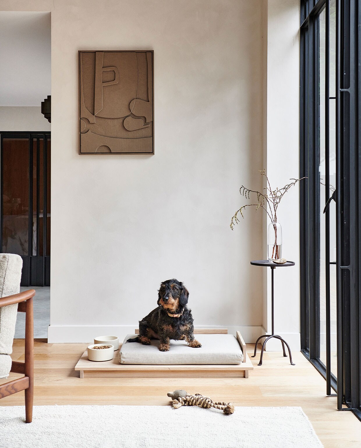 Beige fauteuil Todd € 955,- (vtwonen.nl). Ronde metalen tafel met antieklook € 79,99, speelgoedkikker voor dieren € 15,99, wollen tapijt, 160×230 cm € 249,- (zarahome.com). Glazen vaas Una € 27,- (bolia.com). Hondenhalsband Doga, steengrijs met roségoud € 39,95, witte massief betonnen voerbak € 59,95 (dogahaves.nl). Op maat gemaakt linnenlook kussen, stof uni grof, 50x70x6 cm € 72,78 (nofruit.nl). vtwonen 05-2022 | styling Kim van rossenberg | uitvoering Richard van Meerveld | fotografie Sjoerd Eickmans | Assistentie assistentie Sanne Ketelaar en hond Harry