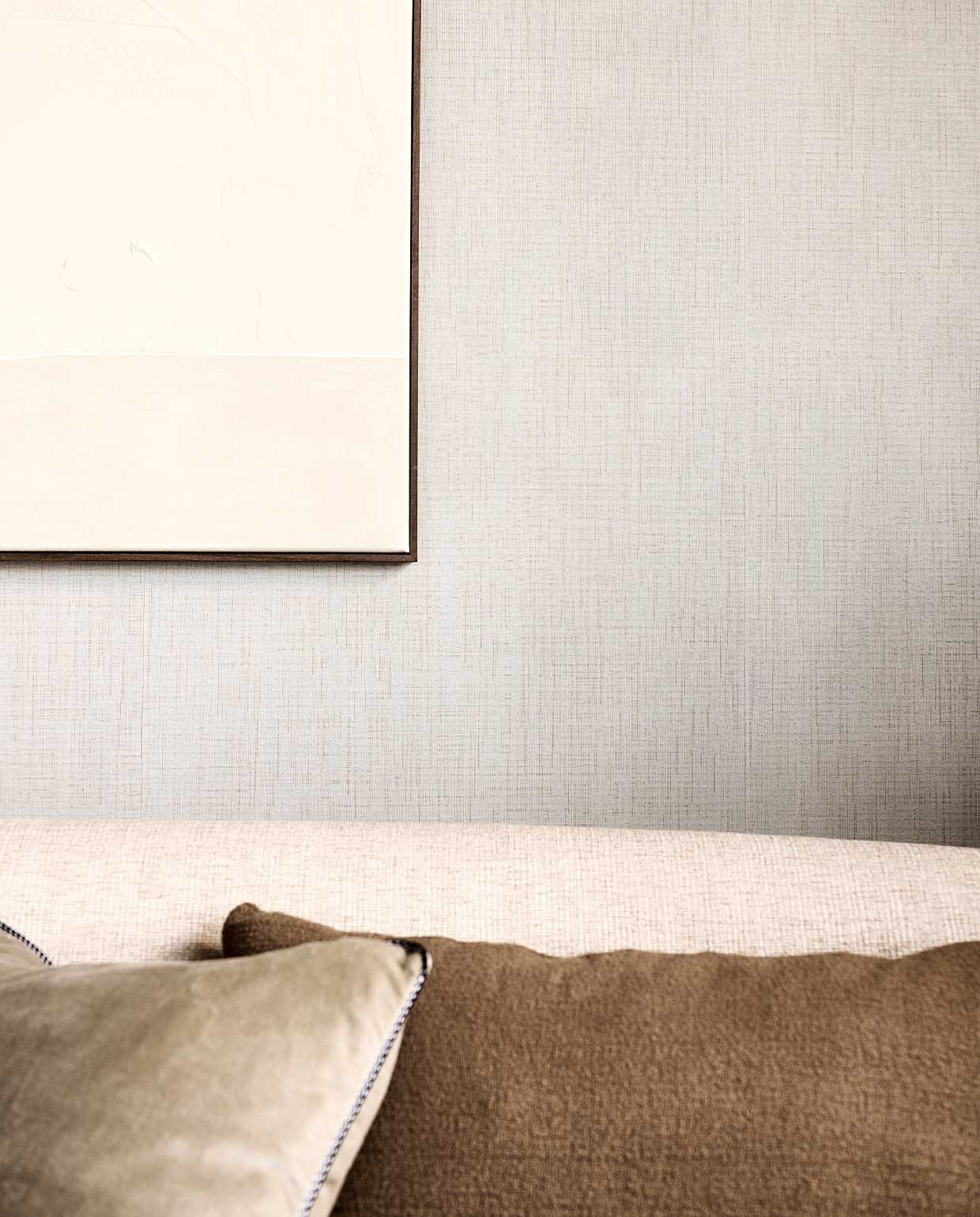 Behang Linnen Gold, 53 cm breed, rol van 10 meter € 29,99 vtwonen 06-2022 | productie Tanja Saarberg | styling Danielle Verheul | fotografie Sjoerd Eickmans | assistentie Kula van den Broek